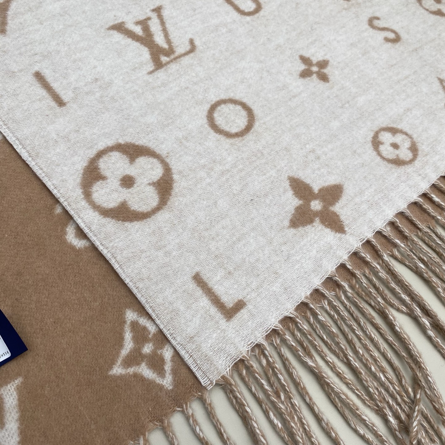 Reykjavik 2.0 围巾为柔软山羊绒标注 Monogram 花卉和 LV 字母，其间点缀品牌名称