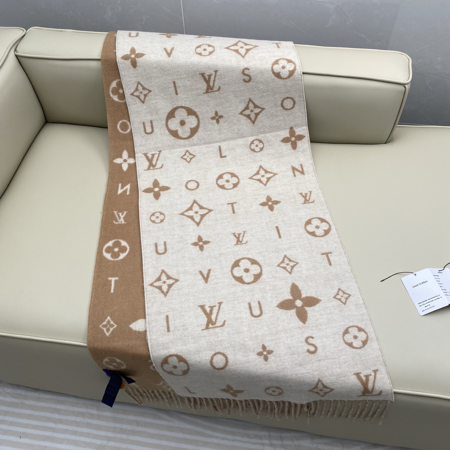 Reykjavik 2.0 围巾为柔软山羊绒标注 Monogram 花卉和 LV 字母，其间点缀品牌名称