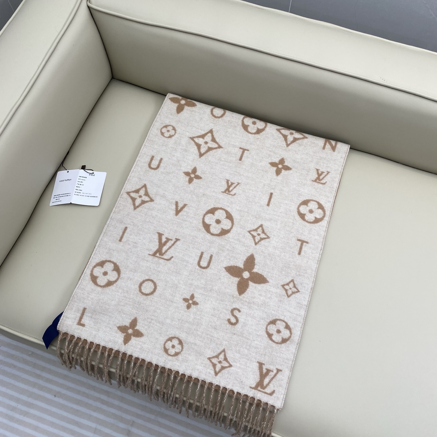 Reykjavik 2.0 围巾为柔软山羊绒标注 Monogram 花卉和 LV 字母，其间点缀品牌名称