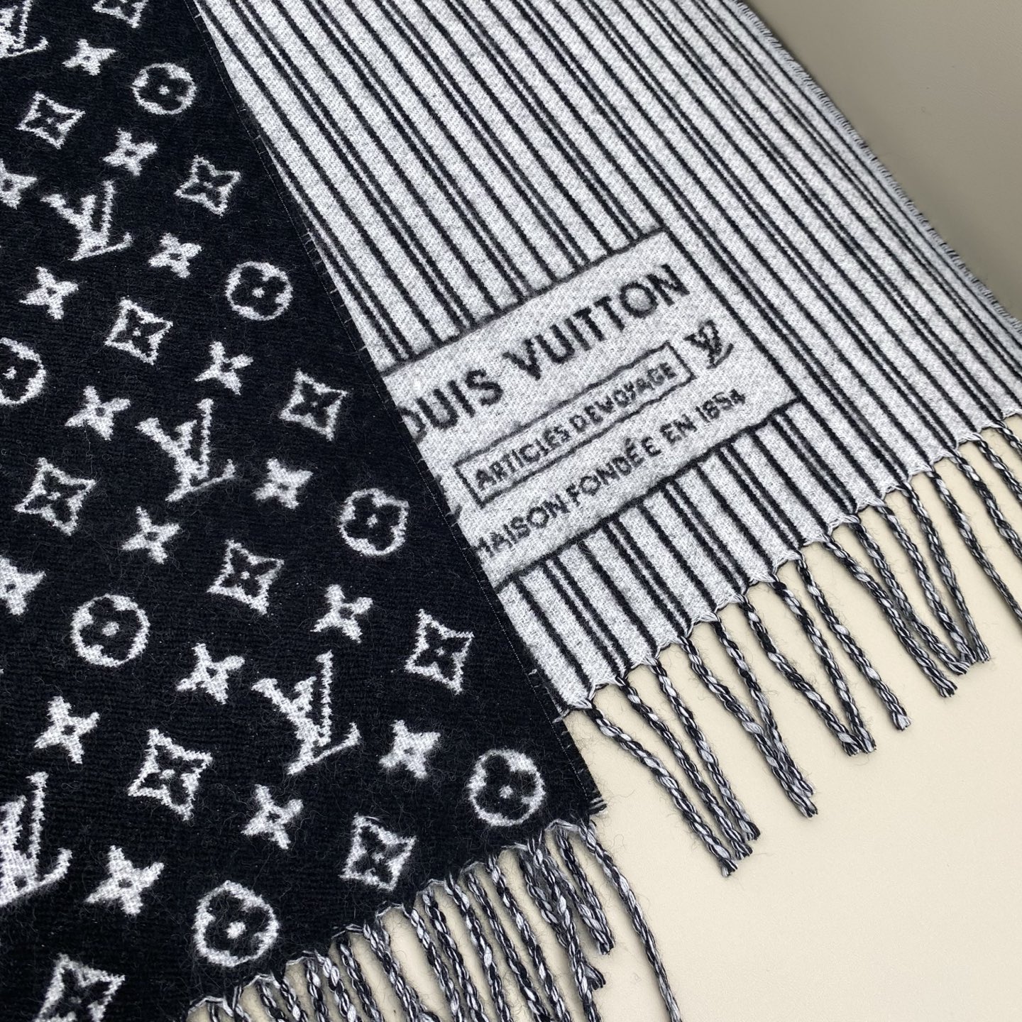 本款 My Neverfull 围巾为柔暖毛绒混纺铺陈经典 Monogram 图案和路易威登成衣系列的 Neverful