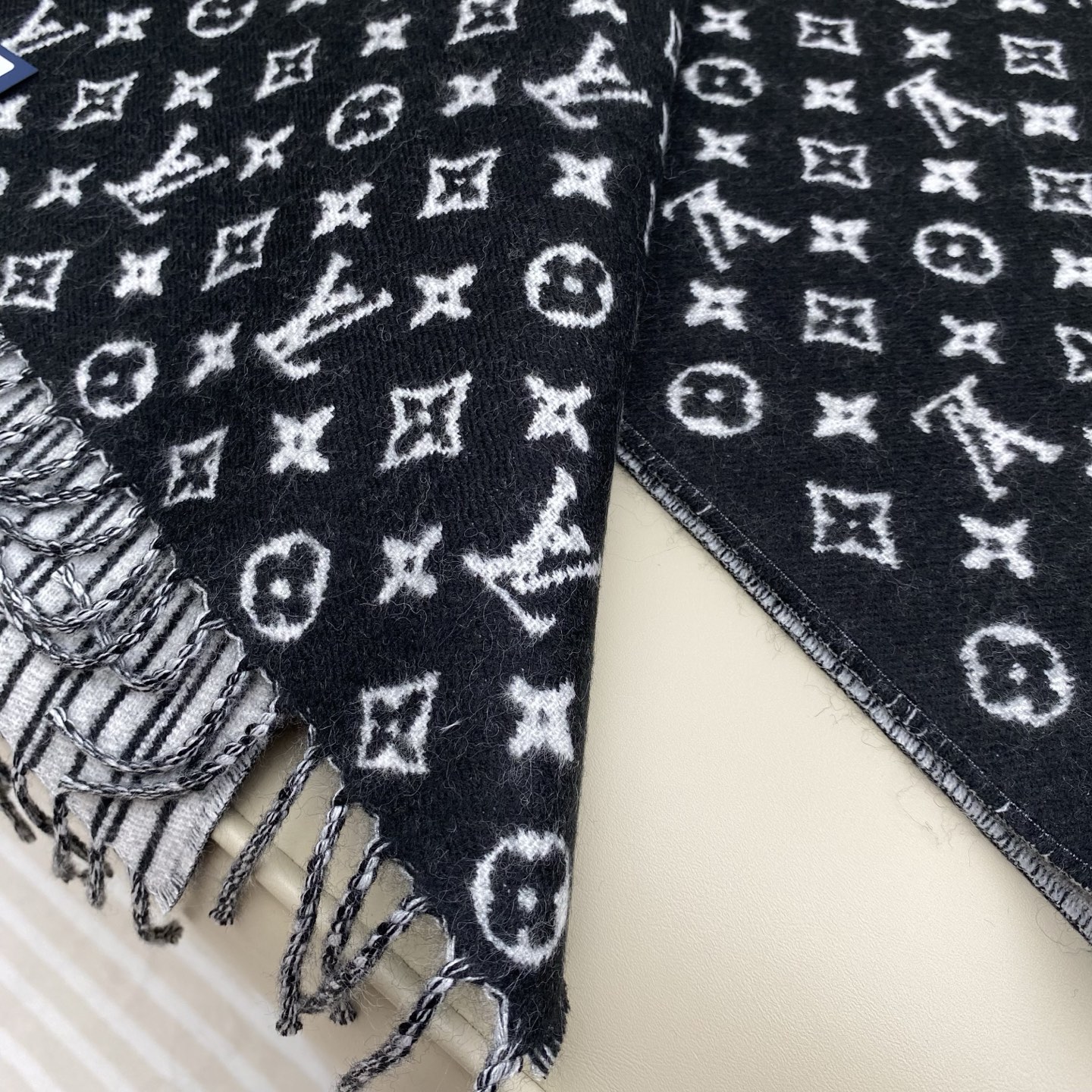 本款 My Neverfull 围巾为柔暖毛绒混纺铺陈经典 Monogram 图案和路易威登成衣系列的 Neverful