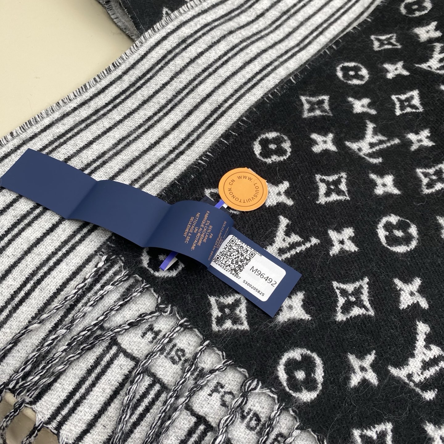 本款 My Neverfull 围巾为柔暖毛绒混纺铺陈经典 Monogram 图案和路易威登成衣系列的 Neverful