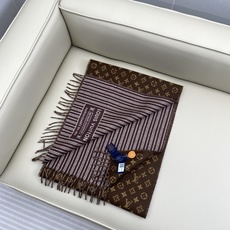 本款 My Neverfull 围巾为柔暖毛绒混纺铺陈经典 Monogram 图案和路易威登成衣系列的 Neverful 本款 My Neverfull 围巾为柔暖毛绒混纺铺陈经典 Monogram 图案和路易威登成衣系列的 Neverful