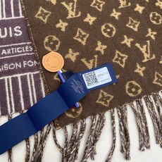 本款 My Neverfull 围巾为柔暖毛绒混纺铺陈经典 Monogram 图案和路易威登成衣系列的 Neverful 本款 My Neverfull 围巾为柔暖毛绒混纺铺陈经典 Monogram 图案和路易威登成衣系列的 Neverful