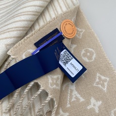 本款 My Neverfull 围巾为柔暖毛绒混纺铺陈经典 Monogram 图案和路易威登成衣系列的 Neverful 本款 My Neverfull 围巾为柔暖毛绒混纺铺陈经典 Monogram 图案和路易威登成衣系列的 Neverful