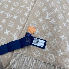 本款 My Neverfull 围巾为柔暖毛绒混纺铺陈经典 Monogram 图案和路易威登成衣系列的 Neverful 本款 My Neverfull 围巾为柔暖毛绒混纺铺陈经典 Monogram 图案和路易威登成衣系列的 Neverful