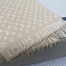 本款 My Neverfull 围巾为柔暖毛绒混纺铺陈经典 Monogram 图案和路易威登成衣系列的 Neverful 本款 My Neverfull 围巾为柔暖毛绒混纺铺陈经典 Monogram 图案和路易威登成衣系列的 Neverful
