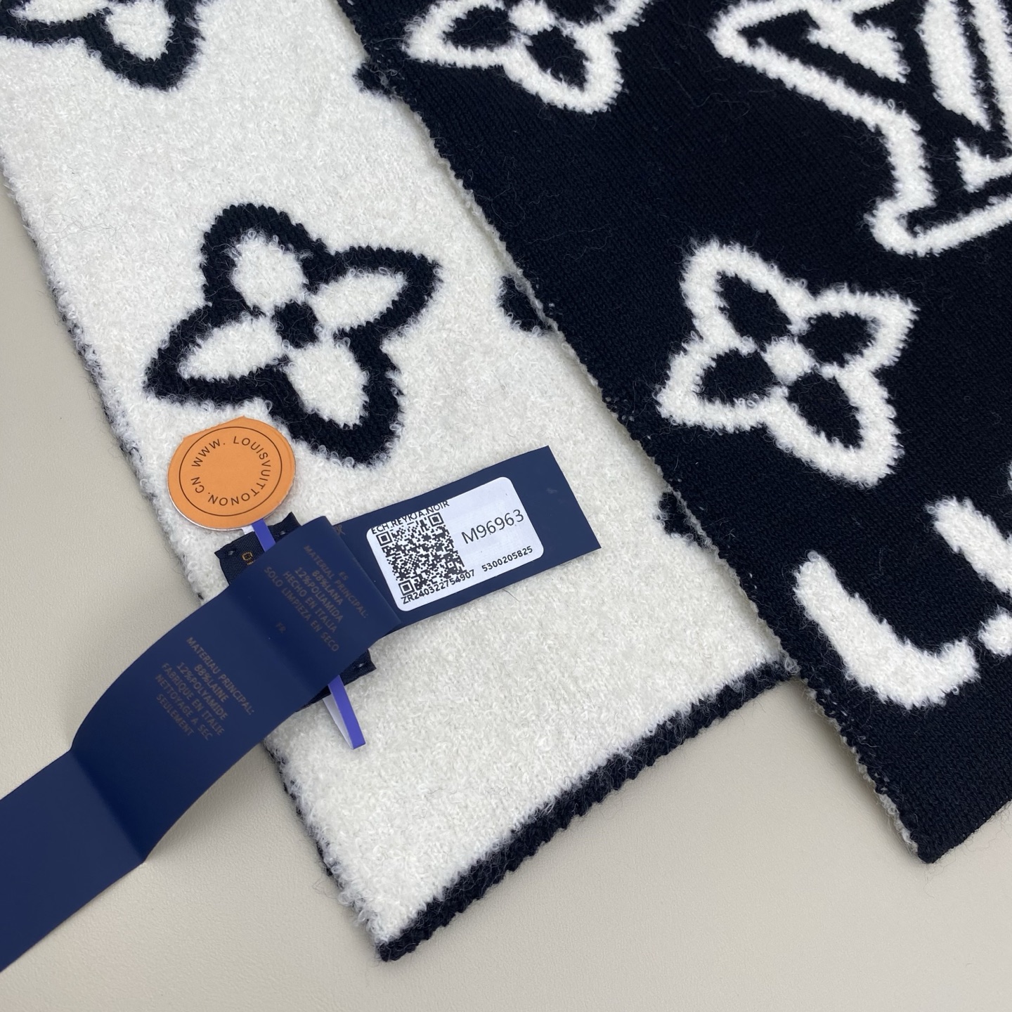Monogram Blast Knitted 围巾以立体笔触重绎路易威登标识，借宽幅绵羊毛混纺带来舒适体验与活力风范。深