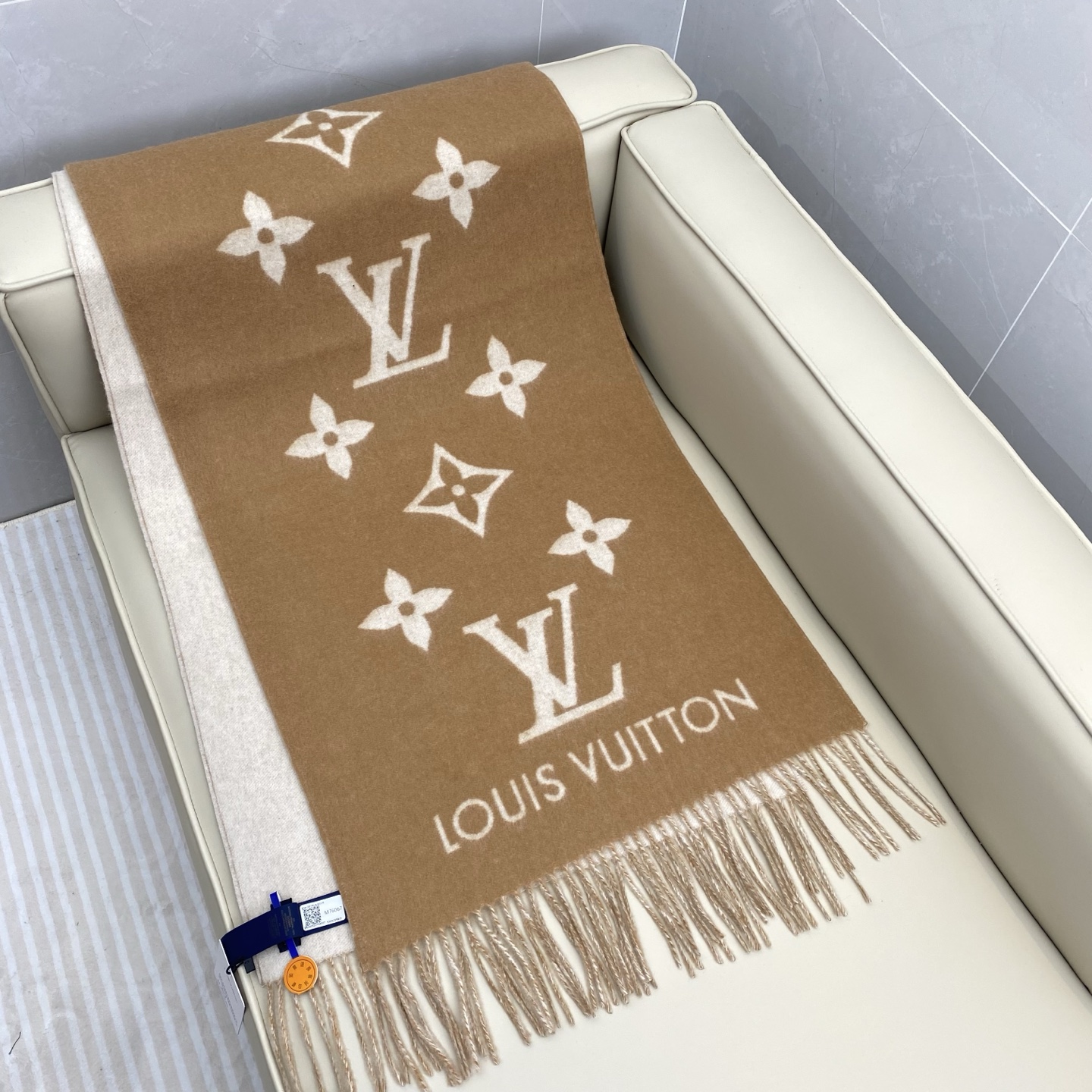 「芯片版」Lv双面披肩围巾 190*45cm  100%羊绒 Reykjavik 围巾臻选丰盈羊绒，以提花工艺织就全幅 