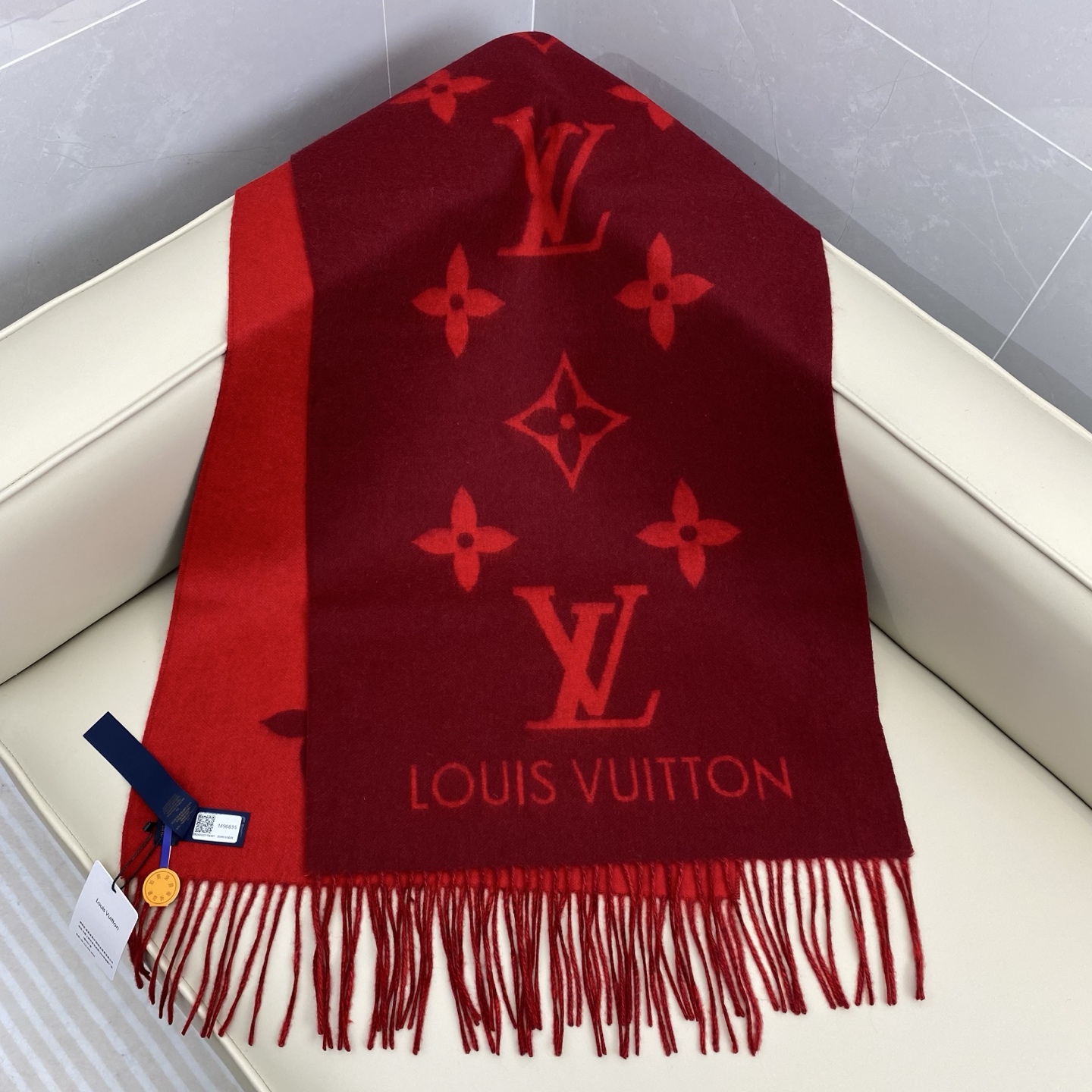 「芯片版」Lv双面披肩围巾 190*45cm  100%羊绒 Reykjavik 围巾臻选丰盈羊绒，以提花工艺织就全幅 