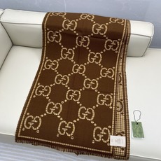 𝐆𝐆风格字母 180*47cm.100%羊毛 饰以经典的 GG 图案,该图案灵感源自最初的 Gucci 钻石菱格纹 𝐆𝐆风格字母 180*47cm.100%羊毛 饰以经典的 GG 图案,该图案灵感源自最初的 Gucci 钻石菱格纹