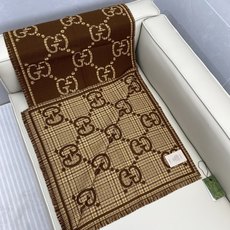 𝐆𝐆风格字母 180*47cm.100%羊毛 饰以经典的 GG 图案,该图案灵感源自最初的 Gucci 钻石菱格纹 𝐆𝐆风格字母 180*47cm.100%羊毛 饰以经典的 GG 图案,该图案灵感源自最初的 Gucci 钻石菱格纹