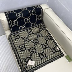 𝐆𝐆风格字母 180*47cm.100%羊毛 饰以经典的 GG 图案,该图案灵感源自最初的 Gucci 钻石菱格纹 𝐆𝐆风格字母 180*47cm.100%羊毛 饰以经典的 GG 图案,该图案灵感源自最初的 Gucci 钻石菱格纹