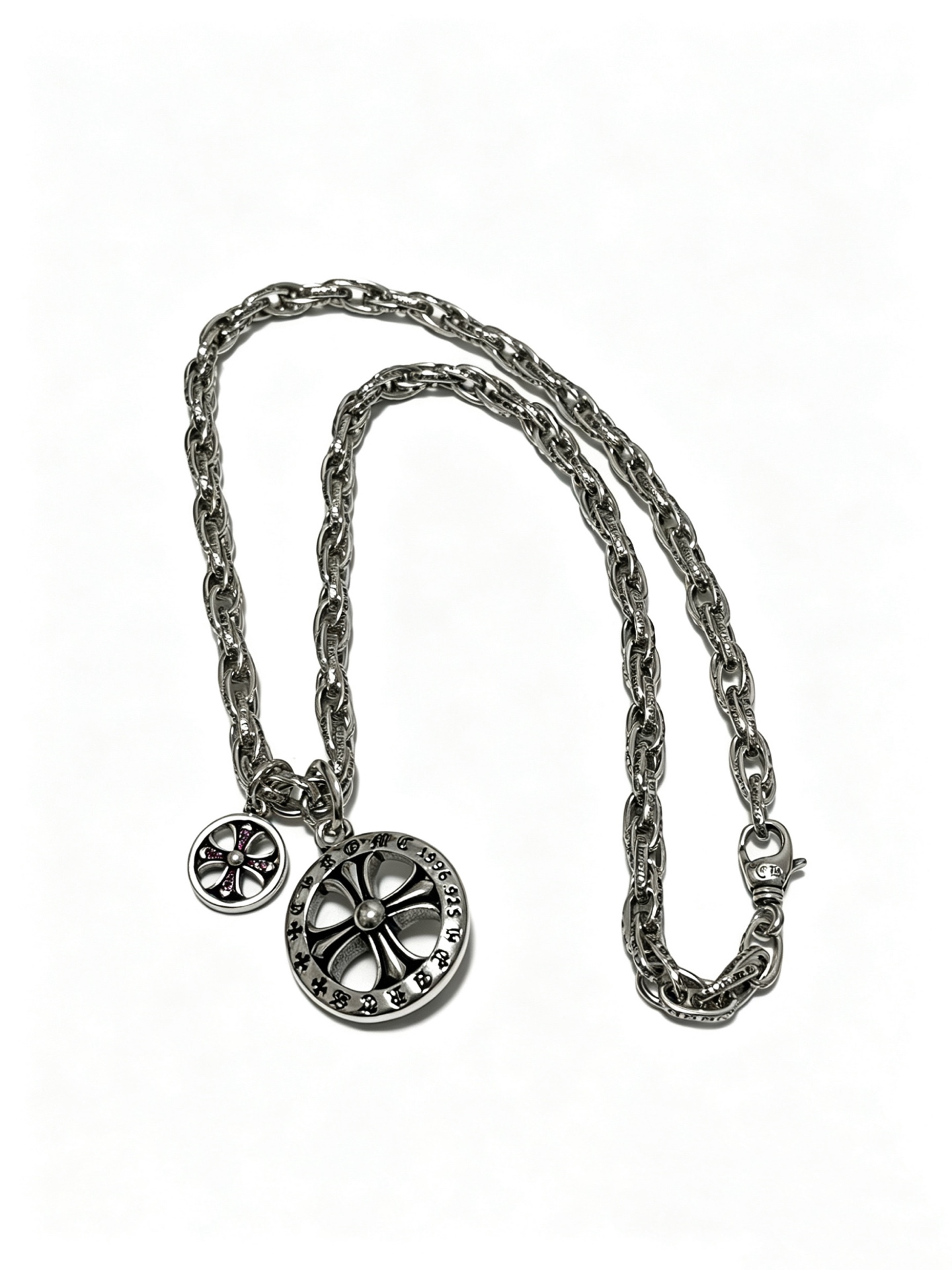 NO:859156,New [counter quality] Chrome Hearts multi-element retro cross necklace, thick cross pendant, different pattern design styles with concave and convex shapes, showing a distinctive cross. The Scout flower is the symbol of Chrome Hearts, so it is more durable. Genuine pattern-printed Chrome Hearts distinguishes the ordinary light version in the market. Match the version and standard quality. Look at the printing details. The degree of retro ash oxidation. Seiko version!  !  !  Purely handmade, authentic molded fashion essentials, can be worn by both men and women, same style for couples, original official website, rock punk Thai silver style, retro elements, trendy and versatile, boutique jewelry, chrome hearts, chrome hearts, necklace19860909新款【专柜品质】Chrome Hearts克罗心多元素复古十字架项链 粗款十字架吊坠 凹凸造型不同的花纹设计风格 呈现出与众不同 十字架 童军花是克罗心的志 所以更经久不衰 正品打版Chrome Hearts克罗心 区别市场普通轻版 对版对标品质 看字印细节 复古做旧灰氧程度.精工版本！！！ 纯手工打造 正品开模潮流时尚必备 男女均可佩戴 情侣同款 官网原版 摇滚朋克泰银风格 复古元素 潮流百搭,饰品精品,chrome hearts,chrome hearts,necklace,Jewelry