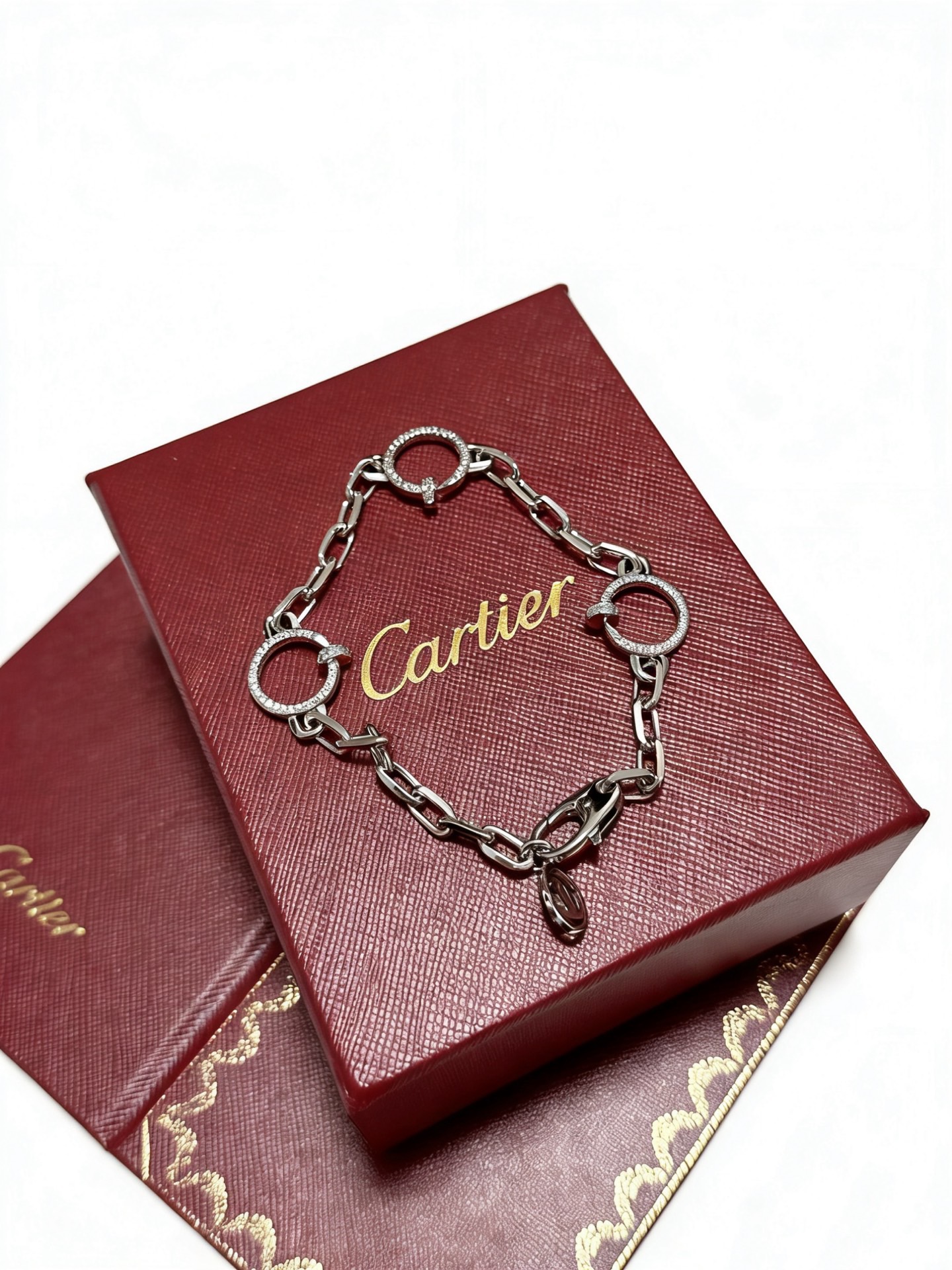 NO:880024,The new Cartier bracelet V gold material series is in perfect condition, with unparalleled details. The unique color is completely impeccable, and is decorated with a classic ring shape design. It is simple yet elegant and eye-catching. The pure handmade combination of V gold is more elegant and elegant. The same style for men and women, boutique jewelry, cartier, bracelet19860909新款卡地亚手链V金材质系列 品相完美,细节无敌,那种独特的色泽完全无可挑剔,再缀以经典指环外形设计,简约之余却又优雅夺目,V金纯手工的组合更显气色,上手雅致动人.男女同款,饰品精品,cartier,bracelet,Jewelry