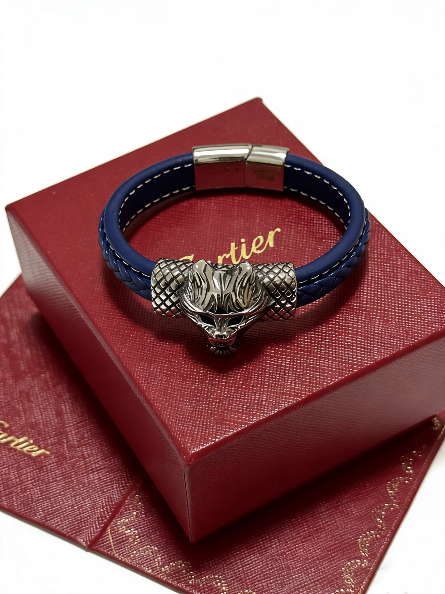 NO:879984,Cartier Bracelet Bracelet V gold cowhide material series is in perfect condition, with unparalleled details. The unique color is completely impeccable, and is decorated with a classic ring shape design. It is simple yet elegant and eye-catching. The pure handmade combination of V gold is more elegant and elegant. Same style for men and women. Cartier bracelet, jewelry boutique, cartier, bracelet, bracelet, cowhide19860909卡地亚手链手镯V金牛皮材质系列 品相完美,细节无敌,那种独特的色泽完全无可挑剔,再缀以经典指环外形设计,简约之余却又优雅夺目,V金纯手工的组合更显气色,上手雅致动人.男女同款 卡地亚手链,饰品精品,cartier,bracelet,bracelet,cowhide,Jewelry