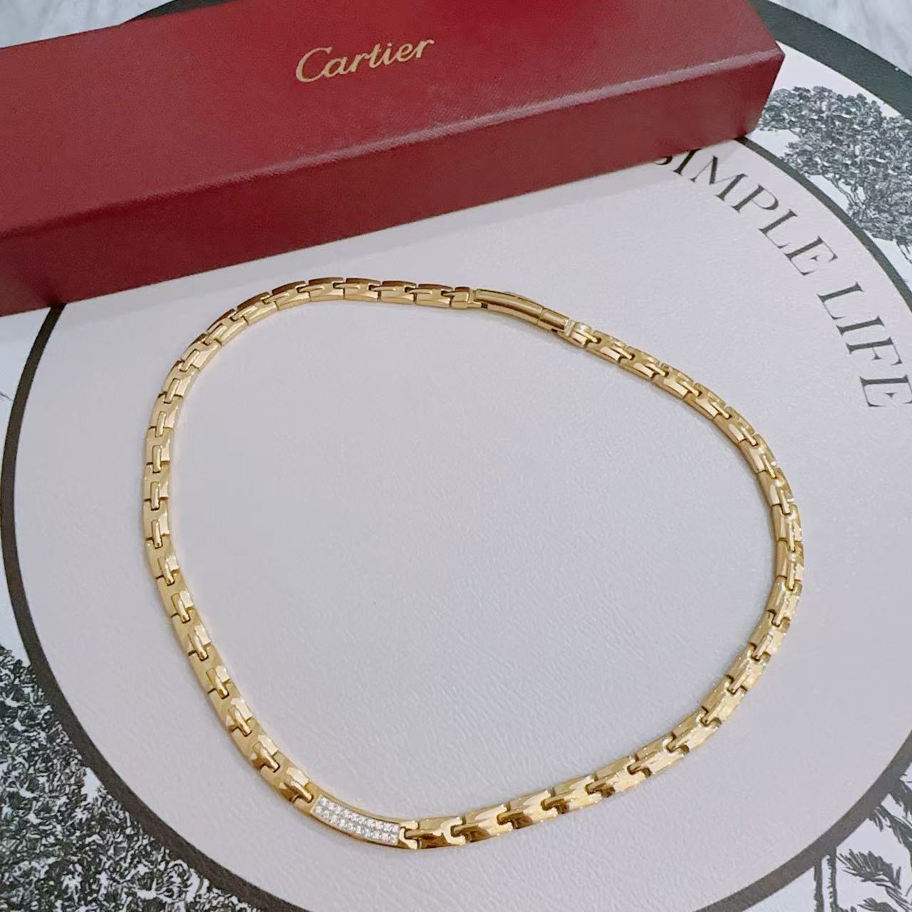NO:879989,Cartier Necklace V gold material series has perfect appearance, unparalleled details, the unique color is completely impeccable, and is decorated with a classic ring shape design, which is simple yet elegant and eye-catching. The V gold pure handmade combination is more elegant and elegant. The same style for men and women, fine jewelry, cartier, necklace19860909卡地亚项链V金材质系列 品相完美,细节无敌,那种独特的色泽完全无可挑剔,再缀以经典指环外形设计,简约之余却又优雅夺目,V金纯手工的组合更显气色,上手雅致动人.男女同款,饰品精品,cartier,necklace,Jewelry