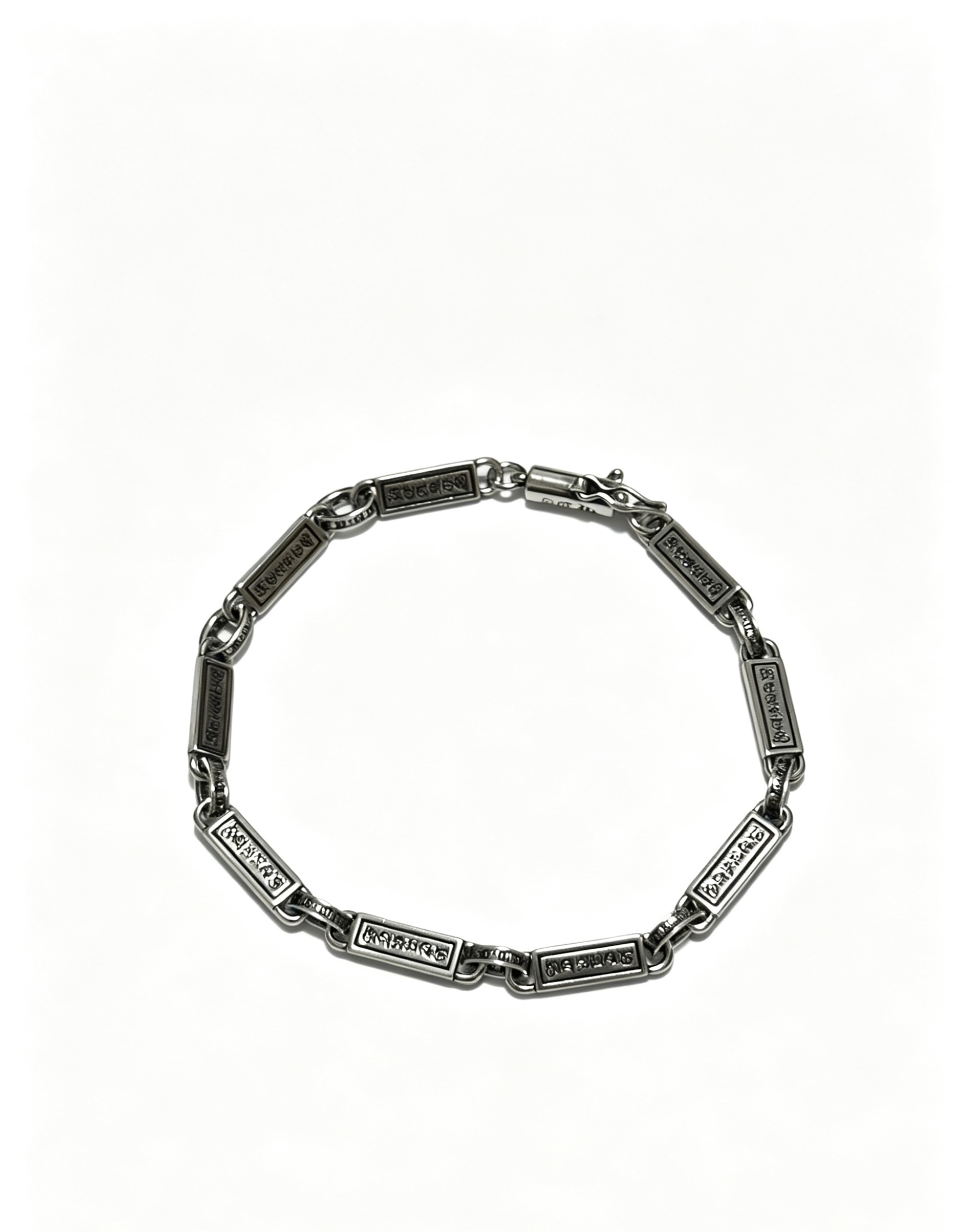 NO:817692,New [counter quality] Chrome Hearts Classic Retro Cross Flower Glossy Cuban Bracelet, the original concave and convex shapes have different pattern design styles, showing a distinctive cross. The Scout flower is the symbol of Chrome Hearts, so it is more durable. Genuine pattern-printed Chrome Hearts distinguishes the ordinary light version in the market. Match the version and standard quality. Look at the printing details. The degree of retro ash oxidation. Seiko version!  !  !  Purely handmade, authentic mold opening, trendy and fashionable must-have, can be worn by both men and women, same style for couples, official website original version, rock punk Thai silver style, retro elements, trendy and versatile, boutique jewelry, chrome hearts, chrome hearts, bracelets19860909新款【专柜品质】Chrome Hearts克罗心经典复古十字花光面古巴手链,原图凹凸造型不同的花纹设计风格 呈现出与众不同 十字架 童军花是克罗心的志 所以更经久不衰 正品打版Chrome Hearts克罗心 区别市场普通轻版 对版对标品质 看字印细节 复古做旧灰氧程度.精工版本！！！ 纯手工打造 正品开模 潮流时尚必备 男女均可佩戴 情侣同款 官网原版 摇滚朋克泰银风格 复古元素 潮流百搭,饰品精品,chrome hearts,chrome hearts,bracelet,Jewelry