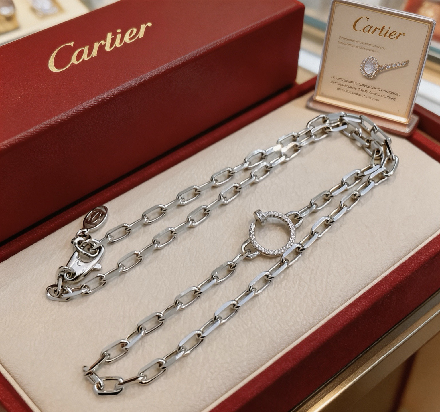 NO:819036,The new V gold material series of Cartier necklaces with diamonds is in perfect condition, the details are invincible, the unique color is completely impeccable, and it is decorated with a classic ring shape design, which is simple yet elegant and eye-catching. The V gold pure handmade combination is more elegant and elegant. The same style for men and women, fine jewelry, cartier, necklace19860909新款带钻卡地亚项链V金材质系列 品相完美,细节无敌,那种独特的色泽完全无可挑剔,再缀以经典指环外形设计,简约之余却又优雅夺目,V金纯手工的组合更显气色,上手雅致动人.男女同款,饰品精品,cartier,necklace,Jewelry