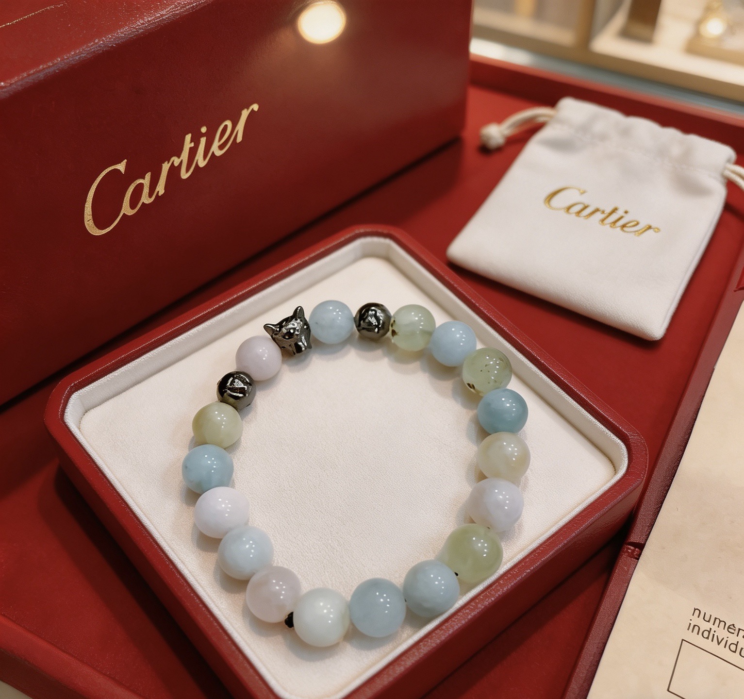 NO:819056,The new Cartier Leopard Agate Bracelet V gold material series is in perfect condition, with unparalleled details. The unique color is completely impeccable. It is also decorated with a classic ring shape design, which is simple yet elegant and eye-catching. The pure handmade combination of V gold is more elegant and elegant. Same style for men and women. Cartier bracelet, jewelry boutique, cartier, bracelet19860909新款卡地亚豹子玛瑙手链V金材质系列 品相完美,细节无敌,那种独特的色泽完全无可挑剔,再缀以经典指环外形设计,简约之余却又优雅夺目,V金纯手工的组合更显气色,上手雅致动人.男女同款 卡地亚手链,饰品精品,cartier,bracelet,Jewelry