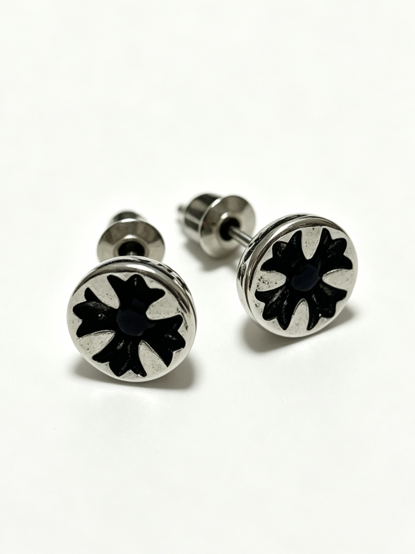NO:817718,Chrome Hearts Chrome Hearts new classic three-dimensional multi-cross earrings are made in a high version, the same style for men and women, full of personality, fine jewelry, chrome hearts, chrome hearts, earrings19860909Chrome Hearts 克罗心新款 经典立体多十字架耳环高版本打造 男女同款 个性十足,饰品精品,chrome hearts,chrome hearts,earrings,Jewelry