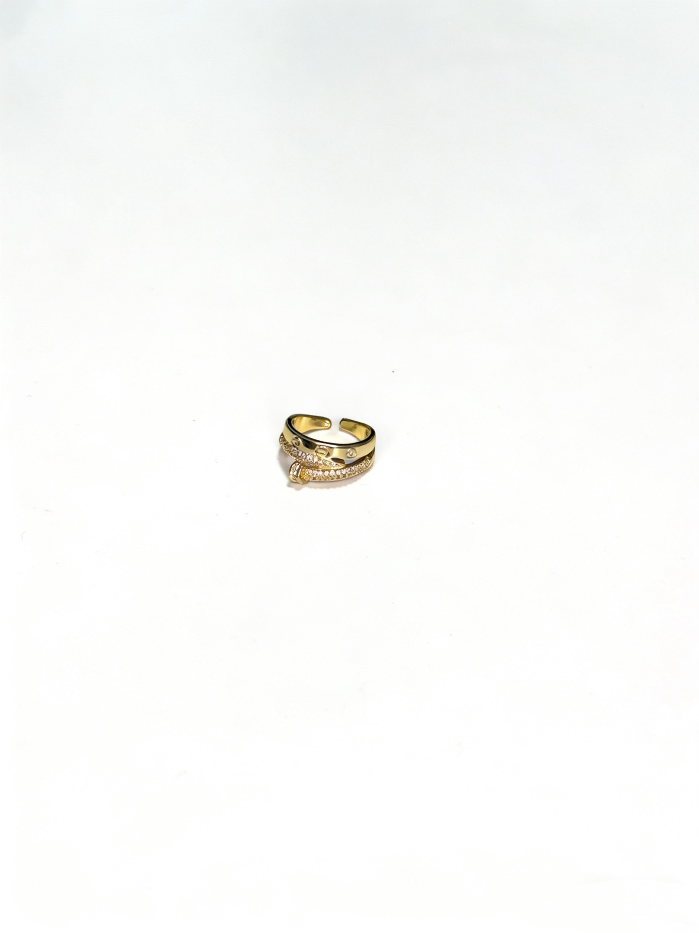 NO:819094,Cartier ring V gold material series has perfect appearance, unparalleled details, the unique color is completely impeccable, and is decorated with a classic ring shape design, which is simple yet elegant and eye-catching. The V gold pure handmade combination is more elegant and elegant. The same style for men and women Cartier rings, jewelry boutique, cartier, ring19860909卡地亚戒指V金材质系列 品相完美,细节无敌,那种独特的色泽完全无可挑剔,再缀以经典指环外形设计,简约之余却又优雅夺目,V金纯手工的组合更显气色,上手雅致动人.男女同款 卡地亚戒指,饰品精品,cartier,ring,Jewelry