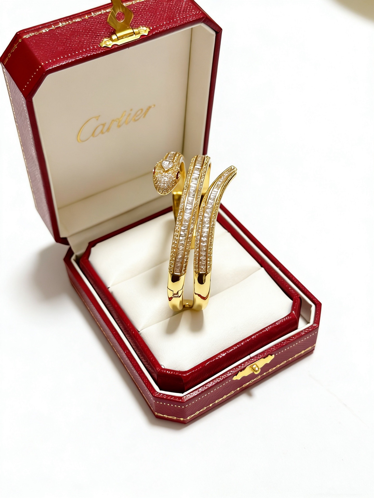 NO:819099,Cartier bracelet bracelet V gold material series, perfect appearance, unparalleled details, the unique color is completely impeccable, and decorated with a classic ring shape design, simple yet elegant and eye-catching, the V gold pure handmade combination is more elegant, elegant and moving. Same style for men and women Cartier bracelet, jewelry boutique, cartier, bracelet, bracelet19860909卡地亚手链手镯V金材质系列 品相完美,细节无敌,那种独特的色泽完全无可挑剔,再缀以经典指环外形设计,简约之余却又优雅夺目,V金纯手工的组合更显气色,上手雅致动人.男女同款 卡地亚手链,饰品精品,cartier,bracelet,bracelet,Jewelry
