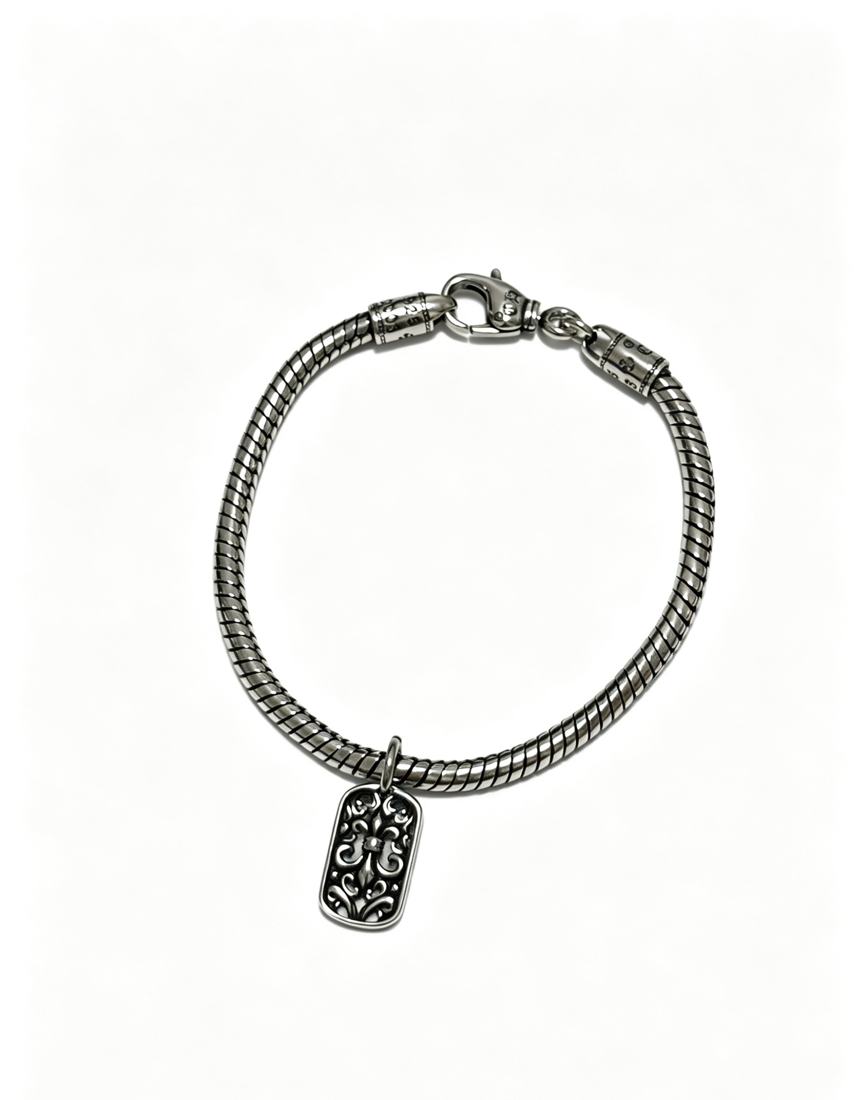 NO:817758,New [counter quality] Chrome Hearts Classic Retro Cross Flower Glossy Cuban Bracelet, the original concave and convex shapes have different pattern design styles, showing a distinctive cross. The Scout flower is the symbol of Chrome Hearts, so it is more durable. Genuine pattern-printed Chrome Hearts distinguishes the ordinary light version in the market. Match the version and standard quality. Look at the printing details. The degree of retro ash oxidation. Seiko version!  !  !  Purely handmade, authentic mold opening, trendy and fashionable must-have, can be worn by both men and women, same style for couples, official website original version, rock punk Thai silver style, retro elements, trendy and versatile, boutique jewelry, chrome hearts, chrome hearts, bracelets19860909新款【专柜品质】Chrome Hearts克罗心经典复古十字花光面古巴手链,原图凹凸造型不同的花纹设计风格 呈现出与众不同 十字架 童军花是克罗心的志 所以更经久不衰 正品打版Chrome Hearts克罗心 区别市场普通轻版 对版对标品质 看字印细节 复古做旧灰氧程度.精工版本！！！ 纯手工打造 正品开模 潮流时尚必备 男女均可佩戴 情侣同款 官网原版 摇滚朋克泰银风格 复古元素 潮流百搭,饰品精品,chrome hearts,chrome hearts,bracelet,Jewelry
