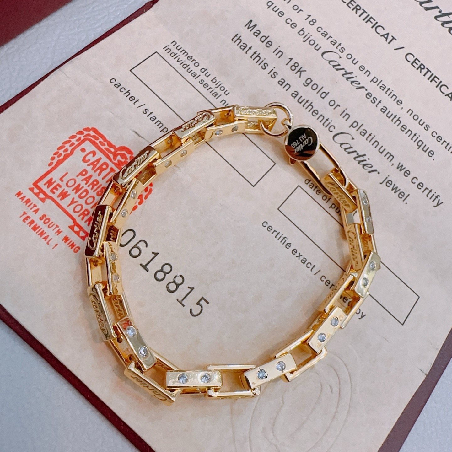 NO:819082,The new Cartier bracelet V gold material series is in perfect condition, with unparalleled details. The unique color is completely impeccable, and is decorated with a classic ring shape design. It is simple yet elegant and eye-catching. The pure handmade combination of V gold is more elegant and elegant. The same style for men and women, boutique jewelry, cartier, bracelet19860909新款卡地亚手链V金材质系列 品相完美,细节无敌,那种独特的色泽完全无可挑剔,再缀以经典指环外形设计,简约之余却又优雅夺目,V金纯手工的组合更显气色,上手雅致动人.男女同款,饰品精品,cartier,bracelet,Jewelry