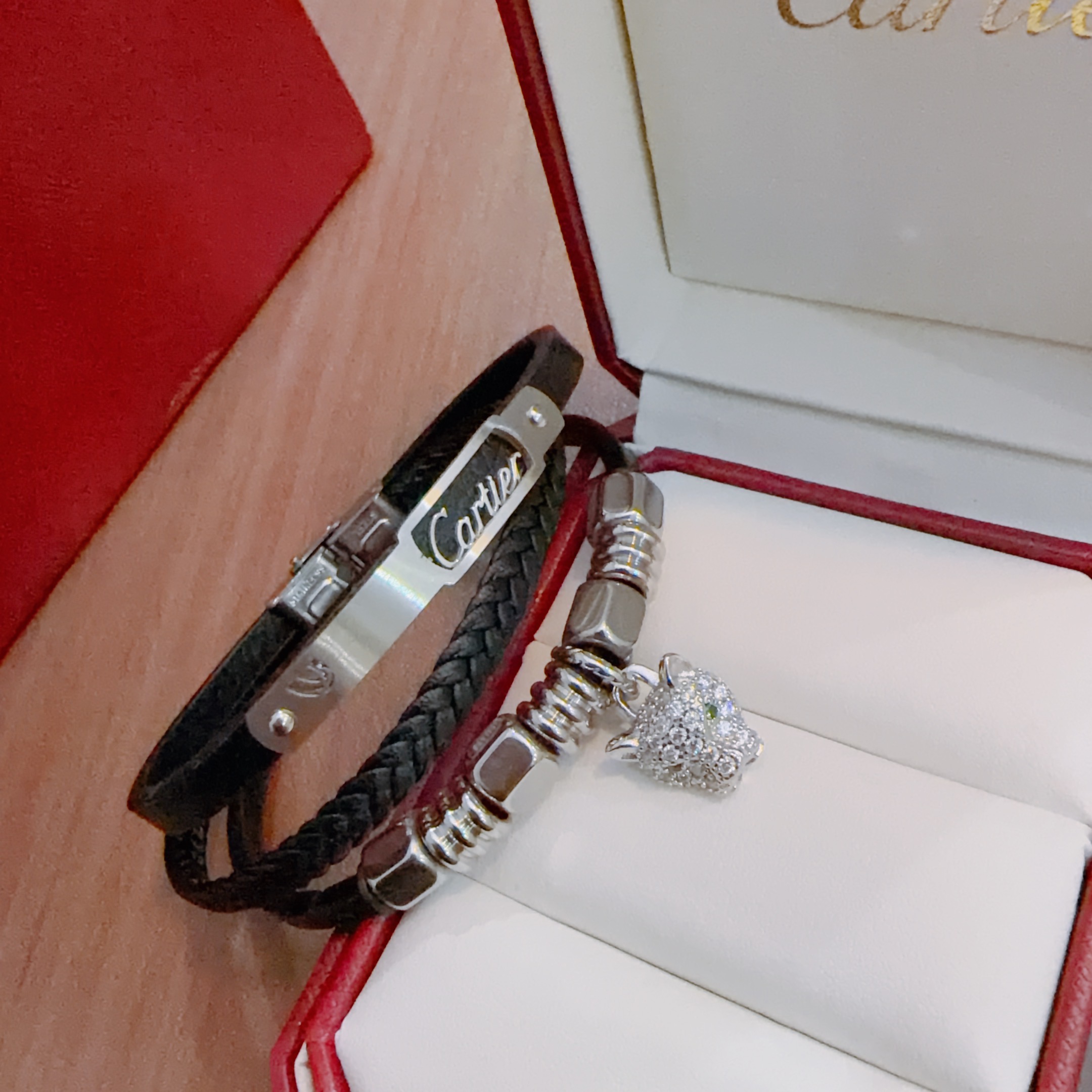 NO:819095,High-quality Cartier cowhide hand rope bracelet original goods counter new open mold retro trendy fashion must-have. Can be worn by both men and women. Same style for couples. Rock punk Thai silver style. Retro elements. Trendy and versatile. Official website same cowhide latest chain. Higher grade. Celebrity classic necklace series retro. Details are distressed. Non-market glossy version. The size is adjustable. This has been a hot seller in Cartier.  Very easy to match with trendy clothes, fine jewelry, cartier, necklace, bracelet, cowhide19860909高品质卡地亚牛皮手绳手链原单货专柜新款开模复古潮流时尚必备 男女均可佩戴 情侣款同款 摇滚朋克泰银风格 复古元素 潮流百搭 官网同款牛皮最新款链条档次更高明星经典款项链系列复古 细节对版做旧处理 非市面亮面版型 码数可调节 这款一直在出 卡地亚里面热卖款 非常好搭配潮流衣服,饰品精品,cartier,necklace,bracelet,cowhide,Jewelry