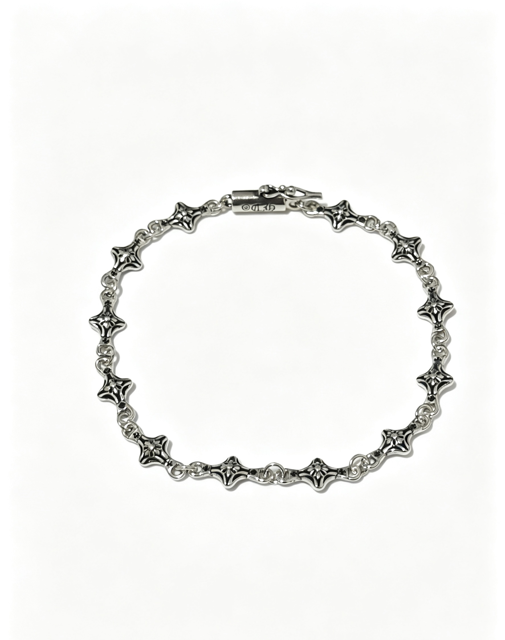 NO:817655,New [counter quality] Chrome Hearts Classic Retro Cross Flower Glossy Cuban Bracelet, the original concave and convex shapes have different pattern design styles, showing a distinctive cross. The Scout flower is the symbol of Chrome Hearts, so it is more durable. Genuine pattern-printed Chrome Hearts distinguishes the ordinary light version in the market. Match the version and standard quality. Look at the printing details. The degree of retro ash oxidation. Seiko version!  !  !  Purely handmade, authentic mold opening, trendy and fashionable must-have, can be worn by both men and women, the same style for couples, official website original version, rock punk Thai silver style, retro elements, trendy and versatile (code number 18, 20, 22 can be changed in size), fine jewelry, chrome hearts, chrome hearts, bracelets19860909新款【专柜品质】Chrome Hearts克罗心经典复古十字花光面古巴手链,原图凹凸造型不同的花纹设计风格 呈现出与众不同 十字架 童军花是克罗心的志 所以更经久不衰 正品打版Chrome Hearts克罗心 区别市场普通轻版 对版对标品质 看字印细节 复古做旧灰氧程度.精工版本！！！ 纯手工打造 正品开模 潮流时尚必备 男女均可佩戴 情侣同款 官网原版 摇滚朋克泰银风格 复古元素 潮流百搭（码数18 20 22可改尺寸）,饰品精品,chrome hearts,chrome hearts,bracelet,Jewelry