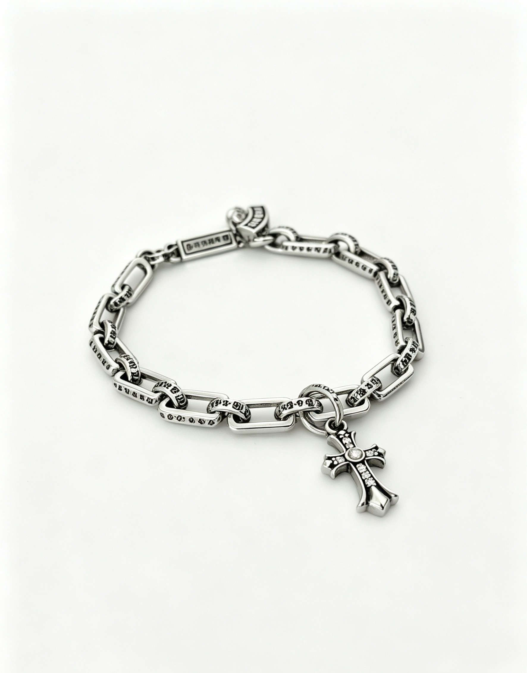 NO:857657,New [counter quality] Chrome Hearts Classic Retro Cross Flower Glossy Cuban Bracelet, the original concave and convex shapes have different pattern design styles, showing a distinctive cross. The Scout flower is the symbol of Chrome Hearts, so it is more durable. Genuine pattern-printed Chrome Hearts distinguishes the ordinary light version in the market. Match the version and standard quality. Look at the printing details. The degree of retro ash oxidation. Seiko version!  !  !  Purely handmade, authentic mold opening, trendy and fashionable must-have, can be worn by both men and women, the same style for couples, official website original version, rock punk Thai silver style, retro elements, trendy and versatile (code number 18, 20, 22 can be changed in size), fine jewelry, chrome hearts, chrome hearts, bracelets19860909新款【专柜品质】Chrome Hearts克罗心经典复古十字花光面古巴手链,原图凹凸造型不同的花纹设计风格 呈现出与众不同 十字架 童军花是克罗心的志 所以更经久不衰 正品打版Chrome Hearts克罗心 区别市场普通轻版 对版对标品质 看字印细节 复古做旧灰氧程度.精工版本！！！ 纯手工打造 正品开模 潮流时尚必备 男女均可佩戴 情侣同款 官网原版 摇滚朋克泰银风格 复古元素 潮流百搭（码数18 20 22可改尺寸）,饰品精品,chrome hearts,chrome hearts,bracelet,Jewelry