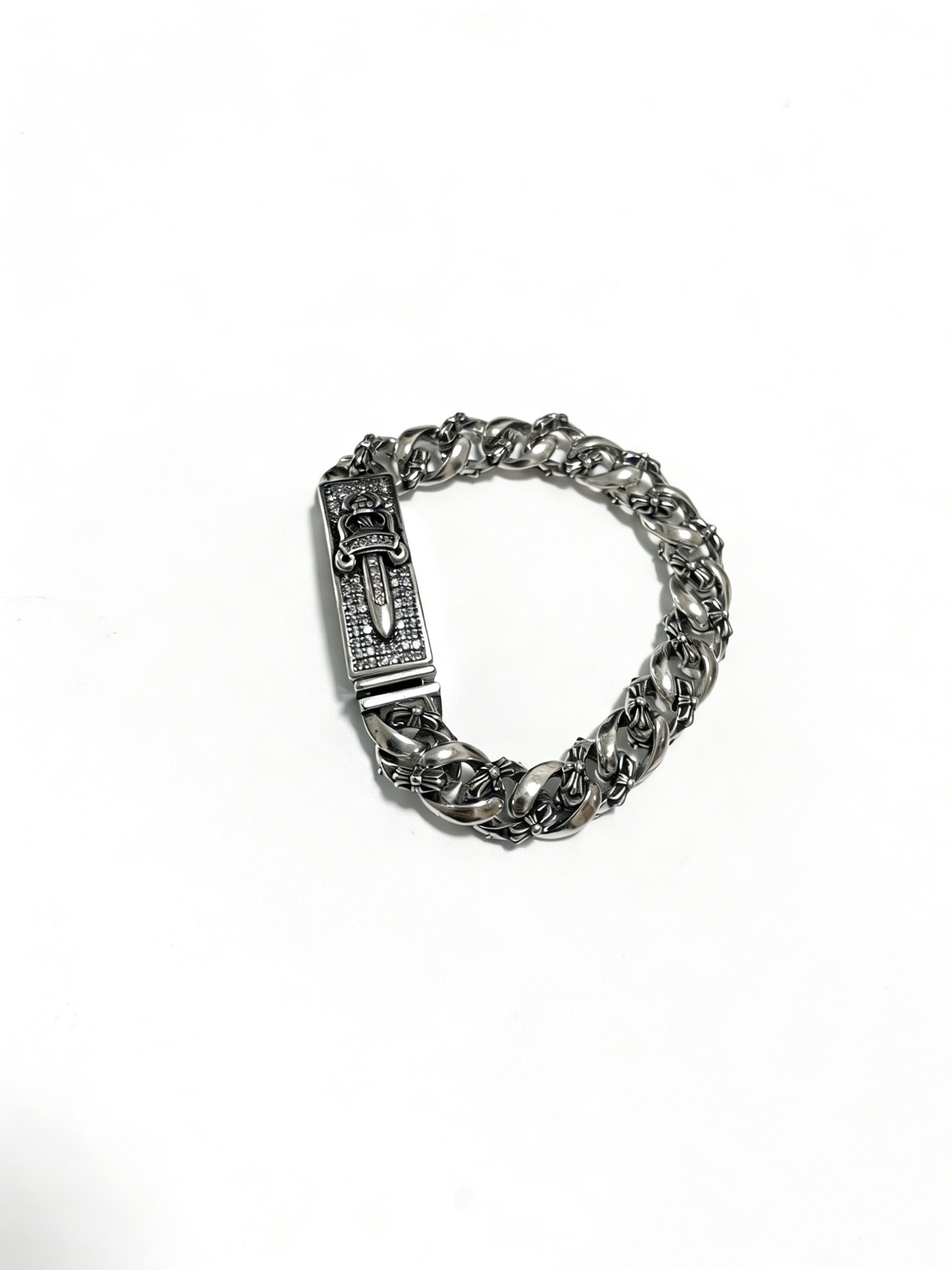 NO:857724,New [counter quality] Chrome Hearts Classic Retro Cross Flower Glossy Cuban Bracelet, the original concave and convex shapes have different pattern design styles, showing a distinctive cross. The Scout flower is the symbol of Chrome Hearts, so it is more durable. Genuine pattern-printed Chrome Hearts distinguishes the ordinary light version in the market. Match the version and standard quality. Look at the printing details. The degree of retro ash oxidation. Seiko version!  !  !  Purely handmade, authentic mold opening, trendy and fashionable must-have, can be worn by both men and women, same style for couples, official website original version, rock punk Thai silver style, retro elements, trendy and versatile, boutique jewelry, chrome hearts, chrome hearts, bracelets19860909新款【专柜品质】Chrome Hearts克罗心经典复古十字花光面古巴手链,原图凹凸造型不同的花纹设计风格 呈现出与众不同 十字架 童军花是克罗心的志 所以更经久不衰 正品打版Chrome Hearts克罗心 区别市场普通轻版 对版对标品质 看字印细节 复古做旧灰氧程度.精工版本！！！ 纯手工打造 正品开模 潮流时尚必备 男女均可佩戴 情侣同款 官网原版 摇滚朋克泰银风格 复古元素 潮流百搭,饰品精品,chrome hearts,chrome hearts,bracelet,Jewelry