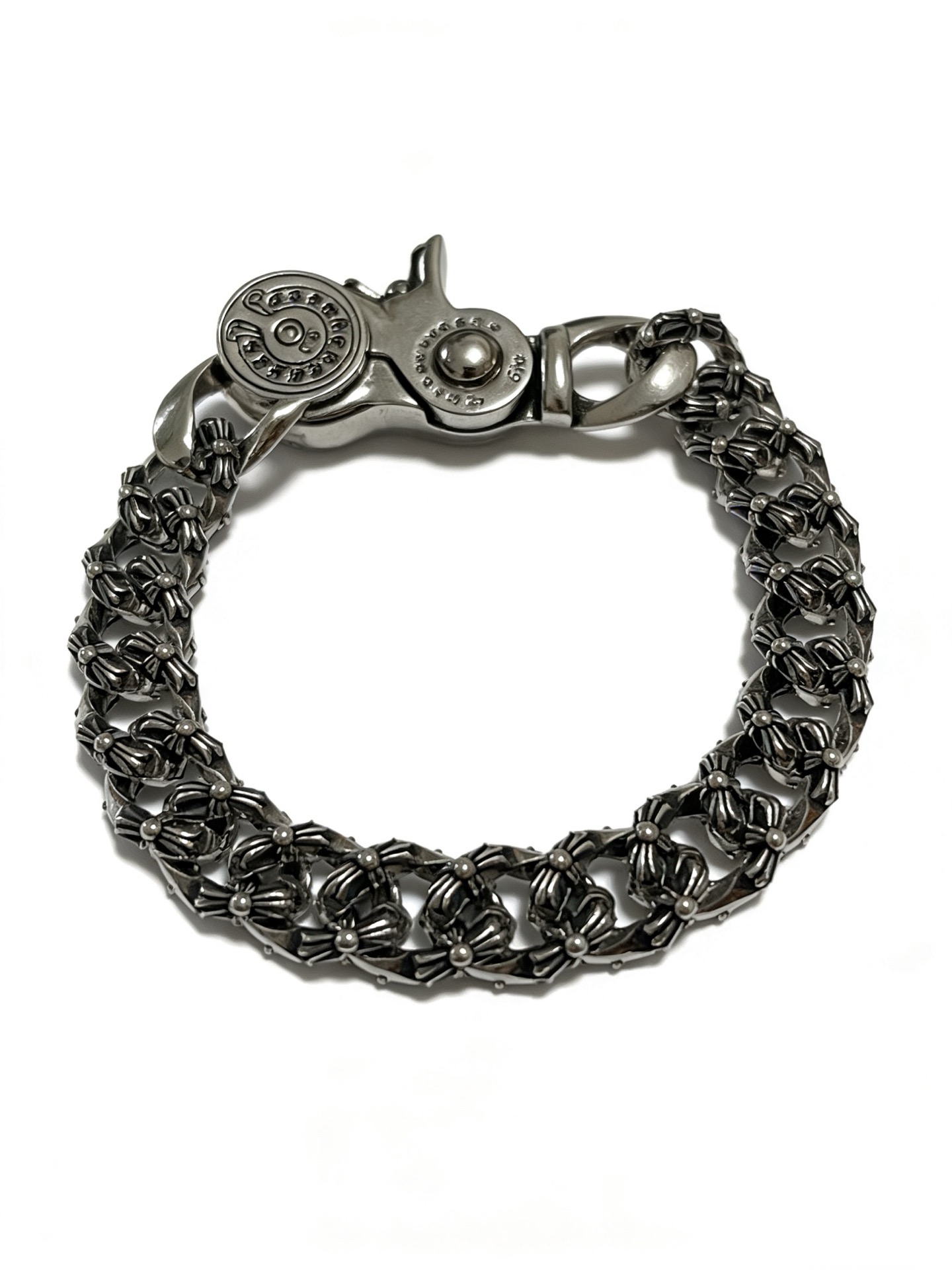 NO:857635,New [counter quality] Chrome Hearts Classic Retro Cross Flower Glossy Cuban Bracelet, the original concave and convex shapes have different pattern design styles, showing a distinctive cross. The Scout flower is the symbol of Chrome Hearts, so it is more durable. Genuine pattern-printed Chrome Hearts distinguishes the ordinary light version in the market. Match the version and standard quality. Look at the printing details. The degree of retro ash oxidation. Seiko version!  !  !  Purely handmade, authentic mold opening, trendy and fashionable must-have, can be worn by both men and women, same style for couples, official website original version, rock punk Thai silver style, retro elements, trendy and versatile, boutique jewelry, chrome hearts, chrome hearts, bracelets19860909新款【专柜品质】Chrome Hearts克罗心经典复古十字花光面古巴手链,原图凹凸造型不同的花纹设计风格 呈现出与众不同 十字架 童军花是克罗心的志 所以更经久不衰 正品打版Chrome Hearts克罗心 区别市场普通轻版 对版对标品质 看字印细节 复古做旧灰氧程度.精工版本！！！ 纯手工打造 正品开模 潮流时尚必备 男女均可佩戴 情侣同款 官网原版 摇滚朋克泰银风格 复古元素 潮流百搭,饰品精品,chrome hearts,chrome hearts,bracelet,Jewelry