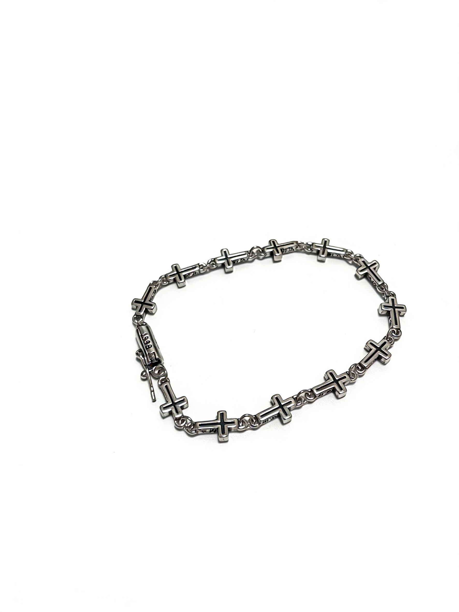 NO:857701,New [Counter Quality] Chrome Hearts Classic Retro Cross Flower Glossy Bracelet, the original concave and convex shapes have different pattern design styles, showing a distinctive cross. The Scout flower is Chrome Hearts' symbol, so it is more durable. Genuine pattern-printed Chrome Hearts distinguishes the ordinary light version in the market. Check the quality of the version. Look at the printing details, the degree of retro gray oxidation. Seiko version!  !  !  Purely handmade, authentic mold opening, trendy and fashionable must-have, can be worn by both men and women, same style for couples, official website original version, rock punk Thai silver style, retro elements, trendy and versatile, boutique jewelry, chrome hearts, chrome hearts, bracelets19860909新款【专柜品质】Chrome Hearts克罗心经典复古十字花光面手链,原图凹凸造型不同的花纹设计风格 呈现出与众不同 十字架 童军花是克罗心的志 所以更经久不衰 正品打版Chrome Hearts克罗心 区别市场普通轻版 对版对标品质 看字印细节 复古做旧灰氧程度.精工版本！！！ 纯手工打造 正品开模 潮流时尚必备 男女均可佩戴 情侣同款 官网原版 摇滚朋克泰银风格 复古元素 潮流百搭,饰品精品,chrome hearts,chrome hearts,bracelet,Jewelry