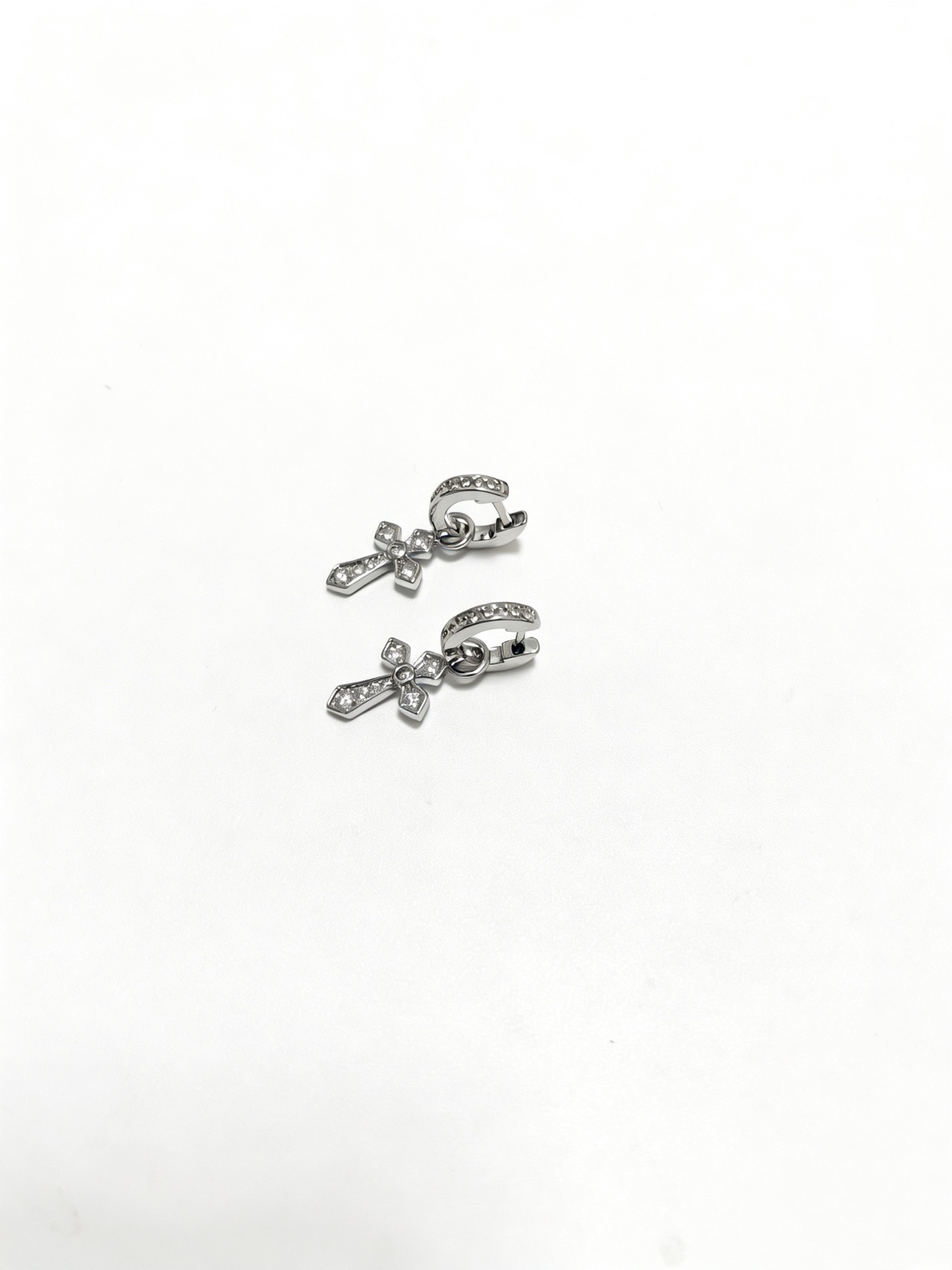 NO:857725,Chrome Hearts Chrome Hearts new classic three-dimensional multi-cross silver earrings are made in a high version, the same style for men and women, full of personality, fine jewelry, chrome hearts, chrome hearts, earrings19860909Chrome Hearts 克罗心新款 经典立体多十字架银耳环高版本打造 男女同款 个性十足,饰品精品,chrome hearts,chrome hearts,earrings,Jewelry