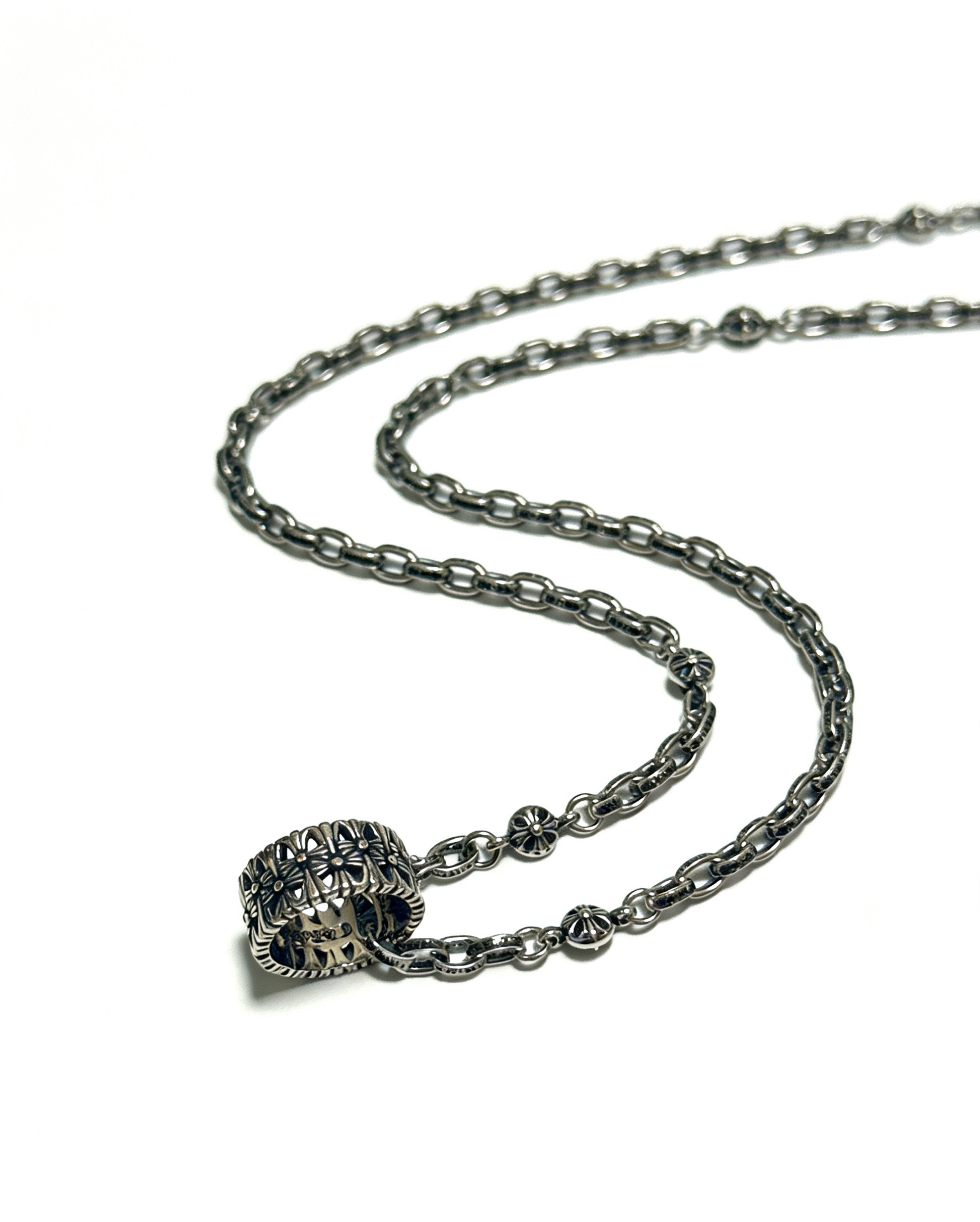 NO:857647,New [counter quality] Chrome Hearts multi-element retro cross necklace, thick cross pendant, different pattern design styles with concave and convex shapes, showing a distinctive cross. The Scout flower is the symbol of Chrome Hearts, so it is more durable. Genuine pattern-printed Chrome Hearts distinguishes the ordinary light version in the market. Match the version and standard quality. Look at the printing details. The degree of retro ash oxidation. Seiko version!  !  !  Purely handmade, authentic molded fashion essentials, can be worn by both men and women, same style for couples, original official website, rock punk Thai silver style, retro elements, trendy and versatile, boutique jewelry, chrome hearts, chrome hearts, necklace19860909新款【专柜品质】Chrome Hearts克罗心多元素复古十字架项链 粗款十字架吊坠 凹凸造型不同的花纹设计风格 呈现出与众不同 十字架 童军花是克罗心的志 所以更经久不衰 正品打版Chrome Hearts克罗心 区别市场普通轻版 对版对标品质 看字印细节 复古做旧灰氧程度.精工版本！！！ 纯手工打造 正品开模潮流时尚必备 男女均可佩戴 情侣同款 官网原版 摇滚朋克泰银风格 复古元素 潮流百搭,饰品精品,chrome hearts,chrome hearts,necklace,Jewelry