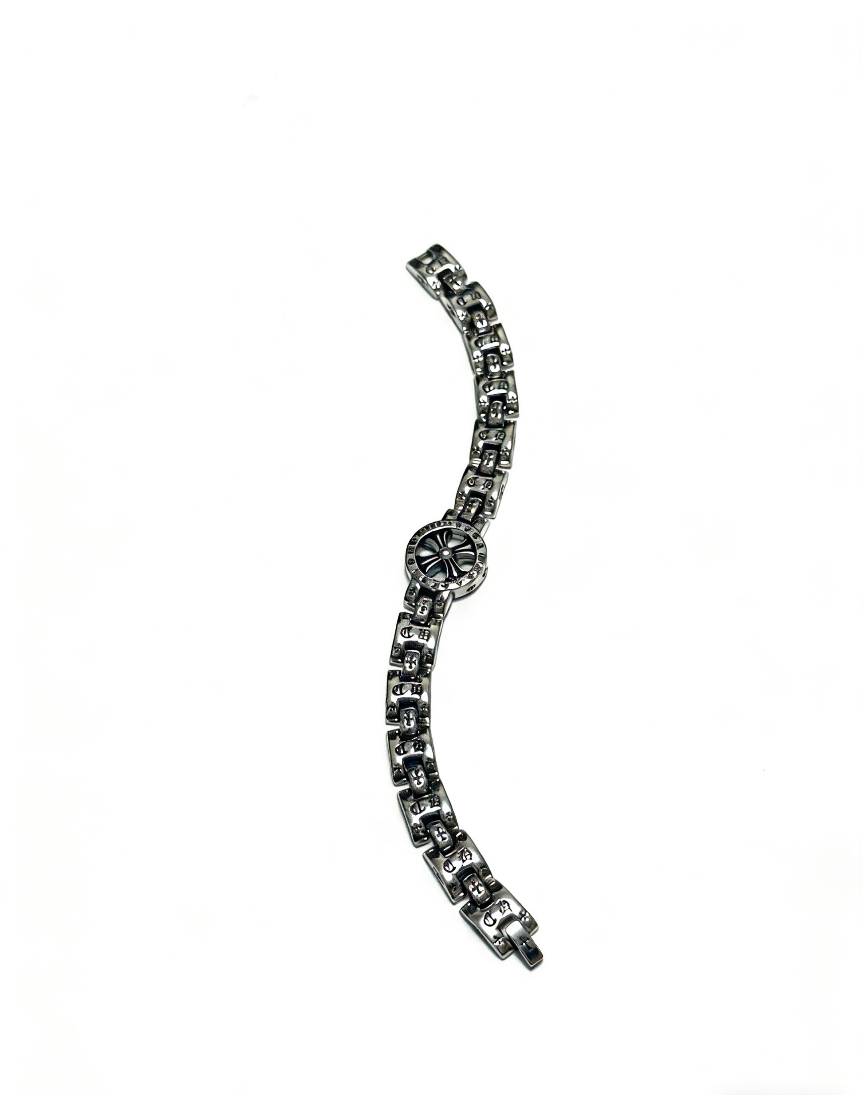 NO:857659,New [counter quality] Chrome Hearts Classic Retro Cross Flower Glossy Cuban Bracelet, the original concave and convex shapes have different pattern design styles, showing a distinctive cross. The Scout flower is the symbol of Chrome Hearts, so it is more durable. Genuine pattern-printed Chrome Hearts distinguishes the ordinary light version in the market. Match the version and standard quality. Look at the printing details. The degree of retro ash oxidation. Seiko version!  !  !  Purely handmade, authentic mold opening, trendy and fashionable must-have, can be worn by both men and women, same style for couples, official website original version, rock punk Thai silver style, retro elements, trendy and versatile, boutique jewelry, chrome hearts, chrome hearts, bracelets19860909新款【专柜品质】Chrome Hearts克罗心经典复古十字花光面古巴手链,原图凹凸造型不同的花纹设计风格 呈现出与众不同 十字架 童军花是克罗心的志 所以更经久不衰 正品打版Chrome Hearts克罗心 区别市场普通轻版 对版对标品质 看字印细节 复古做旧灰氧程度.精工版本！！！ 纯手工打造 正品开模 潮流时尚必备 男女均可佩戴 情侣同款 官网原版 摇滚朋克泰银风格 复古元素 潮流百搭,饰品精品,chrome hearts,chrome hearts,bracelet,Jewelry