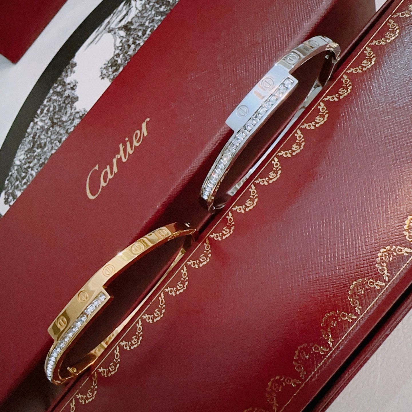 卡地亚手链手镯V金材质系列 品相完美，细节无敌，那种独特的色泽完全无可挑剔，再缀以经典指环外形设计，简约