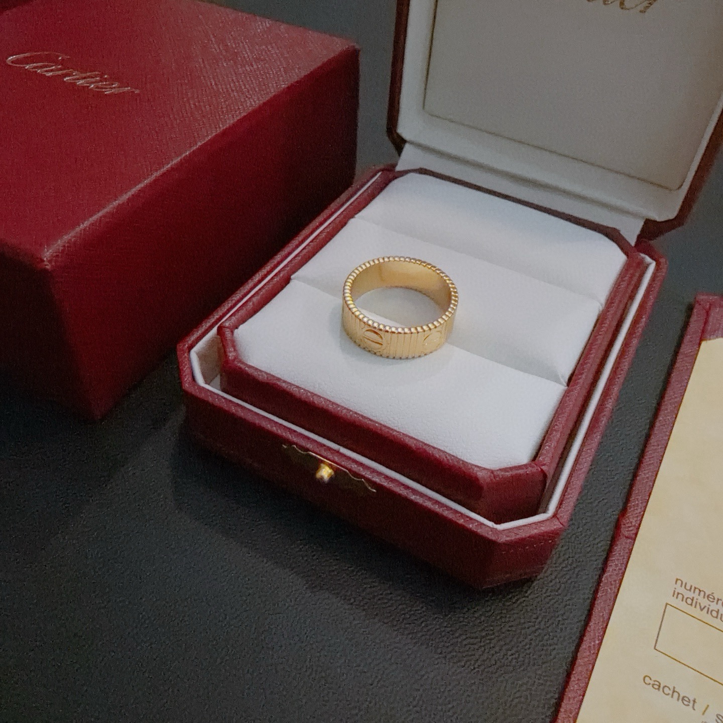 卡地亚戒指V金材质系列 品相完美，细节无敌，那种独特的色泽完全无可挑剔，再缀以经典指环外形设计，简约之余
