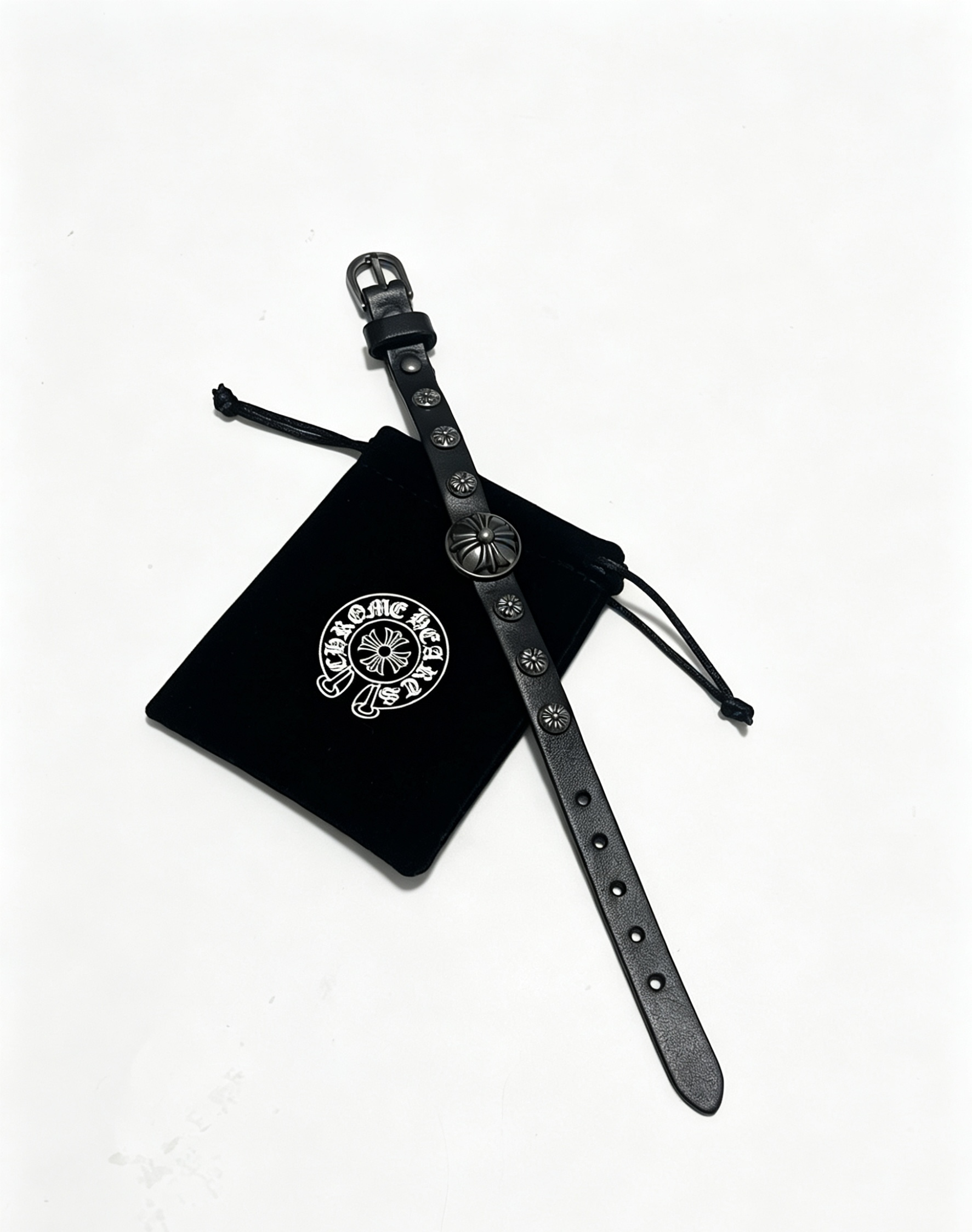 NO:857700,New [counter quality] Chrome Hearts classic retro cross leather bracelet, the original image has concave and convex shapes with different pattern design styles, showing a distinctive cross. The Scout flower is the symbol of Chrome Hearts, so it is more durable. Genuine pattern-printed Chrome Hearts distinguishes the ordinary light version in the market. Check the quality of the version. Look at the printing details, the degree of retro gray oxidation. Seiko version!  !  !  Purely handmade, authentic mold opening, trendy and fashionable must-have, can be worn by both men and women, the same style for couples, official website original version, rock punk Thai silver style, retro elements, trendy and versatile, boutique jewelry, chrome hearts, chrome hearts, bracelet, cowhide19860909新款【专柜品质】Chrome Hearts克罗心经典复古十字牛皮手链,原图凹凸造型不同的花纹设计风格 呈现出与众不同 十字架 童军花是克罗心的志 所以更经久不衰 正品打版Chrome Hearts克罗心 区别市场普通轻版 对版对标品质 看字印细节 复古做旧灰氧程度.精工版本！！！ 纯手工打造 正品开模 潮流时尚必备 男女均可佩戴 情侣同款 官网原版 摇滚朋克泰银风格 复古元素 潮流百搭,饰品精品,chrome hearts,chrome hearts,bracelet,cowhide,Jewelry