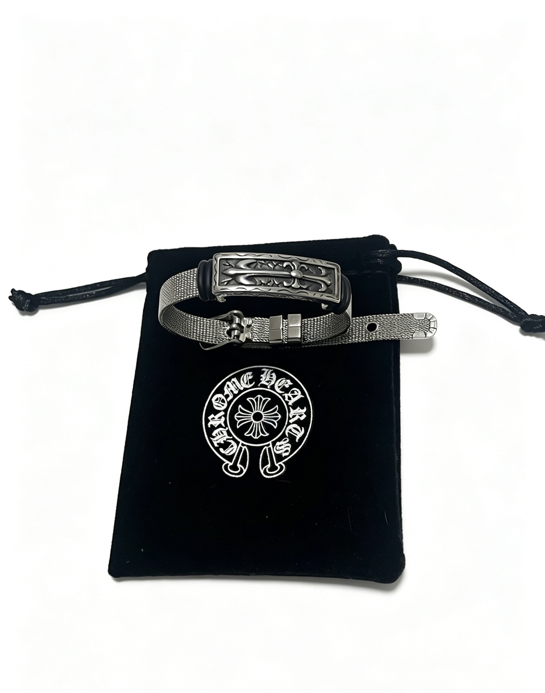 NO:857710,New [counter quality] Chrome Hearts Classic Retro Cross Flower Glossy Cuban Bracelet, the original concave and convex shapes have different pattern design styles, showing a distinctive cross. The Scout flower is the symbol of Chrome Hearts, so it is more durable. Genuine pattern-printed Chrome Hearts distinguishes the ordinary light version in the market. Match the version and standard quality. Look at the printing details. The degree of retro ash oxidation. Seiko version!  !  !  Purely handmade, authentic mold opening, trendy and fashionable must-have, can be worn by both men and women, same style for couples, official website original version, rock punk Thai silver style, retro elements, trendy and versatile, boutique jewelry, chrome hearts, chrome hearts, bracelets19860909新款【专柜品质】Chrome Hearts克罗心经典复古十字花光面古巴手链,原图凹凸造型不同的花纹设计风格 呈现出与众不同 十字架 童军花是克罗心的志 所以更经久不衰 正品打版Chrome Hearts克罗心 区别市场普通轻版 对版对标品质 看字印细节 复古做旧灰氧程度.精工版本！！！ 纯手工打造 正品开模 潮流时尚必备 男女均可佩戴 情侣同款 官网原版 摇滚朋克泰银风格 复古元素 潮流百搭,饰品精品,chrome hearts,chrome hearts,bracelet,Jewelry
