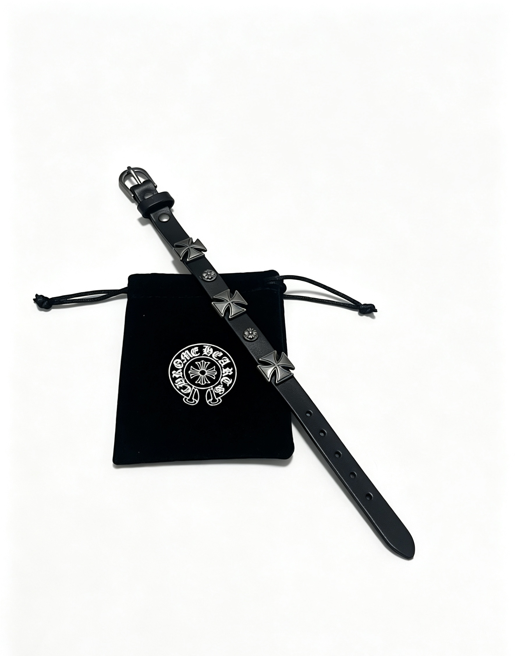 NO:857748,New [counter quality] Chrome Hearts classic retro cross leather bracelet, the original image has concave and convex shapes with different pattern design styles, showing a distinctive cross. The Scout flower is the symbol of Chrome Hearts, so it is more durable. Genuine pattern-printed Chrome Hearts distinguishes the ordinary light version in the market. Check the quality of the version. Look at the printing details, the degree of retro gray oxidation. Seiko version!  !  !  Purely handmade, authentic mold opening, trendy and fashionable must-have, can be worn by both men and women, the same style for couples, official website original version, rock punk Thai silver style, retro elements, trendy and versatile, boutique jewelry, chrome hearts, chrome hearts, bracelet, cowhide19860909新款【专柜品质】Chrome Hearts克罗心经典复古十字牛皮手链,原图凹凸造型不同的花纹设计风格 呈现出与众不同 十字架 童军花是克罗心的志 所以更经久不衰 正品打版Chrome Hearts克罗心 区别市场普通轻版 对版对标品质 看字印细节 复古做旧灰氧程度.精工版本！！！ 纯手工打造 正品开模 潮流时尚必备 男女均可佩戴 情侣同款 官网原版 摇滚朋克泰银风格 复古元素 潮流百搭,饰品精品,chrome hearts,chrome hearts,bracelet,cowhide,Jewelry