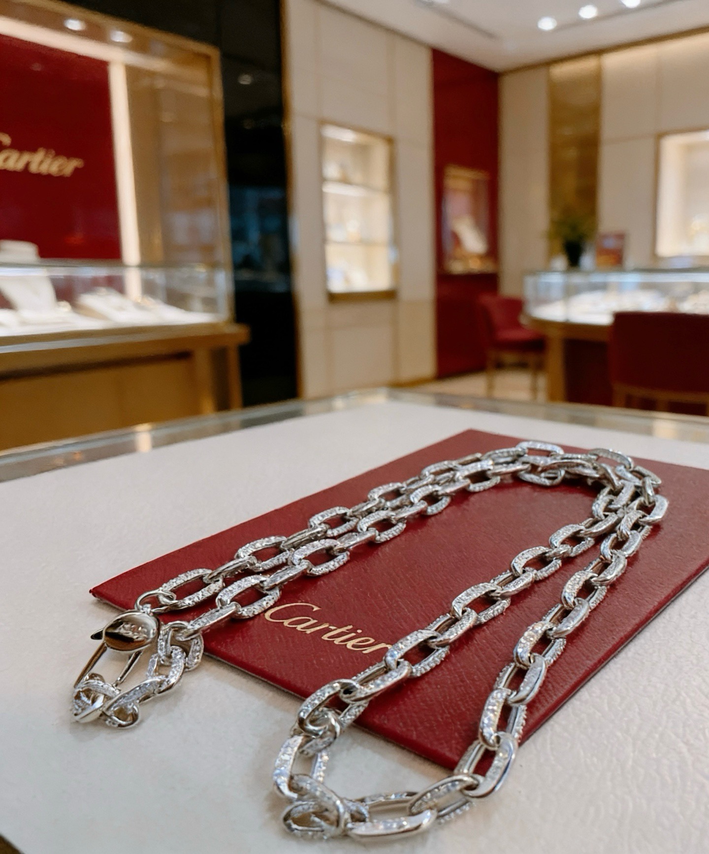 NO:859408,The new V gold material series of Cartier necklaces with diamonds is in perfect condition, the details are invincible, the unique color is completely impeccable, and it is decorated with a classic ring shape design, which is simple yet elegant and eye-catching. The V gold pure handmade combination is more elegant and elegant. The same style for men and women, fine jewelry, cartier, necklace19860909新款带钻卡地亚项链V金材质系列 品相完美,细节无敌,那种独特的色泽完全无可挑剔,再缀以经典指环外形设计,简约之余却又优雅夺目,V金纯手工的组合更显气色,上手雅致动人.男女同款,饰品精品,cartier,necklace,Jewelry