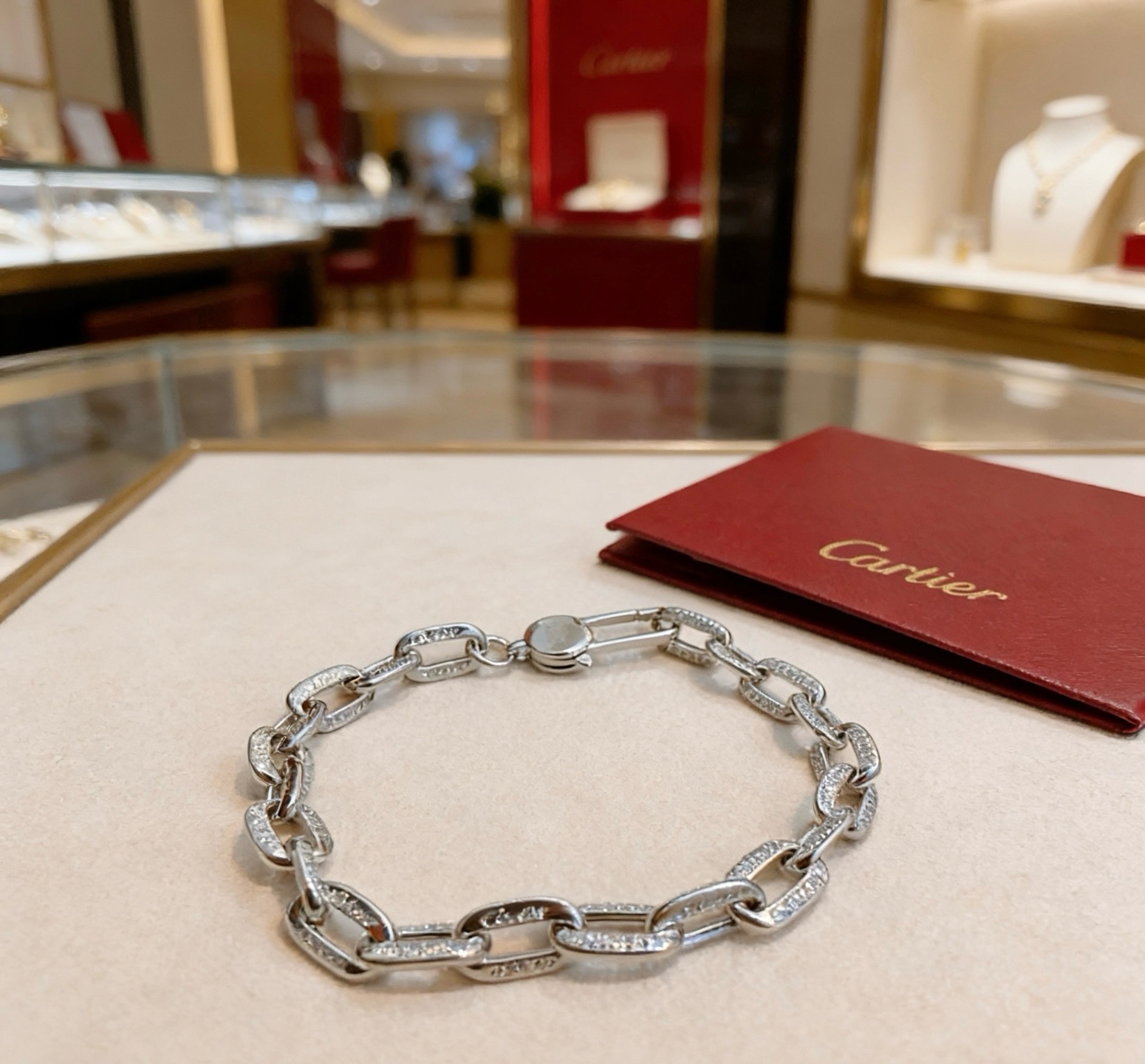 NO:859306,The new V gold material series of Cartier bracelets with diamonds is in perfect condition, the details are unparalleled, the unique color is completely impeccable, and it is decorated with a classic ring shape design, which is simple yet elegant and eye-catching. The V gold pure handmade combination is more elegant and elegant. The same style for men and women, boutique jewelry, cartier, bracelet19860909新款带钻卡地亚手链V金材质系列 品相完美,细节无敌,那种独特的色泽完全无可挑剔,再缀以经典指环外形设计,简约之余却又优雅夺目,V金纯手工的组合更显气色,上手雅致动人.男女同款,饰品精品,cartier,bracelet,Jewelry