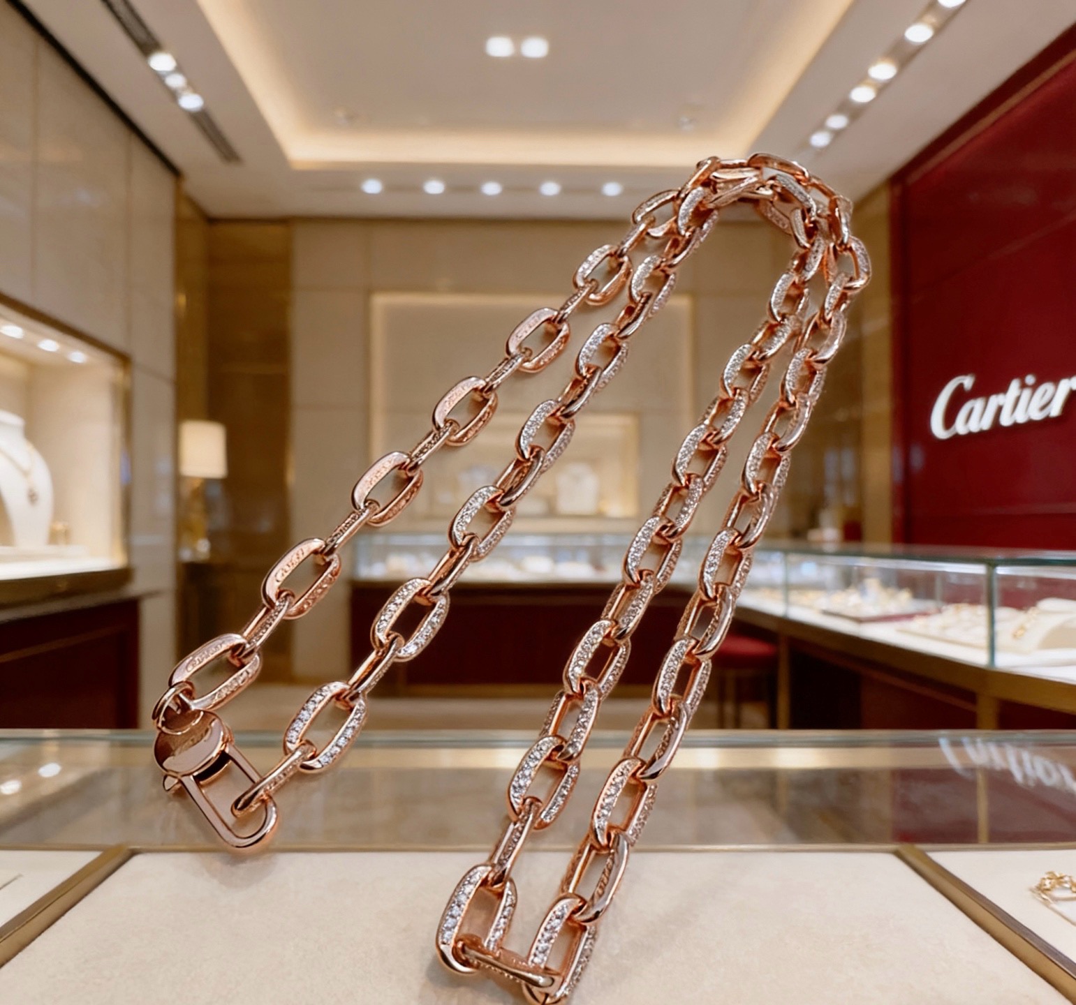 NO:859317,The new V gold material series of Cartier necklaces with diamonds is in perfect condition, the details are invincible, the unique color is completely impeccable, and it is decorated with a classic ring shape design, which is simple yet elegant and eye-catching. The V gold pure handmade combination is more elegant and elegant. The same style for men and women, fine jewelry, cartier, necklace19860909新款带钻卡地亚项链V金材质系列 品相完美,细节无敌,那种独特的色泽完全无可挑剔,再缀以经典指环外形设计,简约之余却又优雅夺目,V金纯手工的组合更显气色,上手雅致动人.男女同款,饰品精品,cartier,necklace,Jewelry