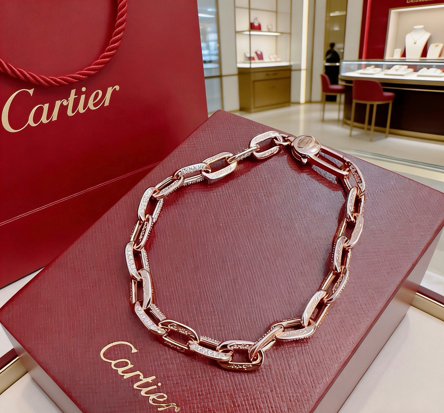 NO:859331,The new V gold material series of Cartier bracelets with diamonds is in perfect condition, the details are unparalleled, the unique color is completely impeccable, and it is decorated with a classic ring shape design, which is simple yet elegant and eye-catching. The V gold pure handmade combination is more elegant and elegant. The same style for men and women, boutique jewelry, cartier, bracelet19860909新款带钻卡地亚手链V金材质系列 品相完美,细节无敌,那种独特的色泽完全无可挑剔,再缀以经典指环外形设计,简约之余却又优雅夺目,V金纯手工的组合更显气色,上手雅致动人.男女同款,饰品精品,cartier,bracelet,Jewelry