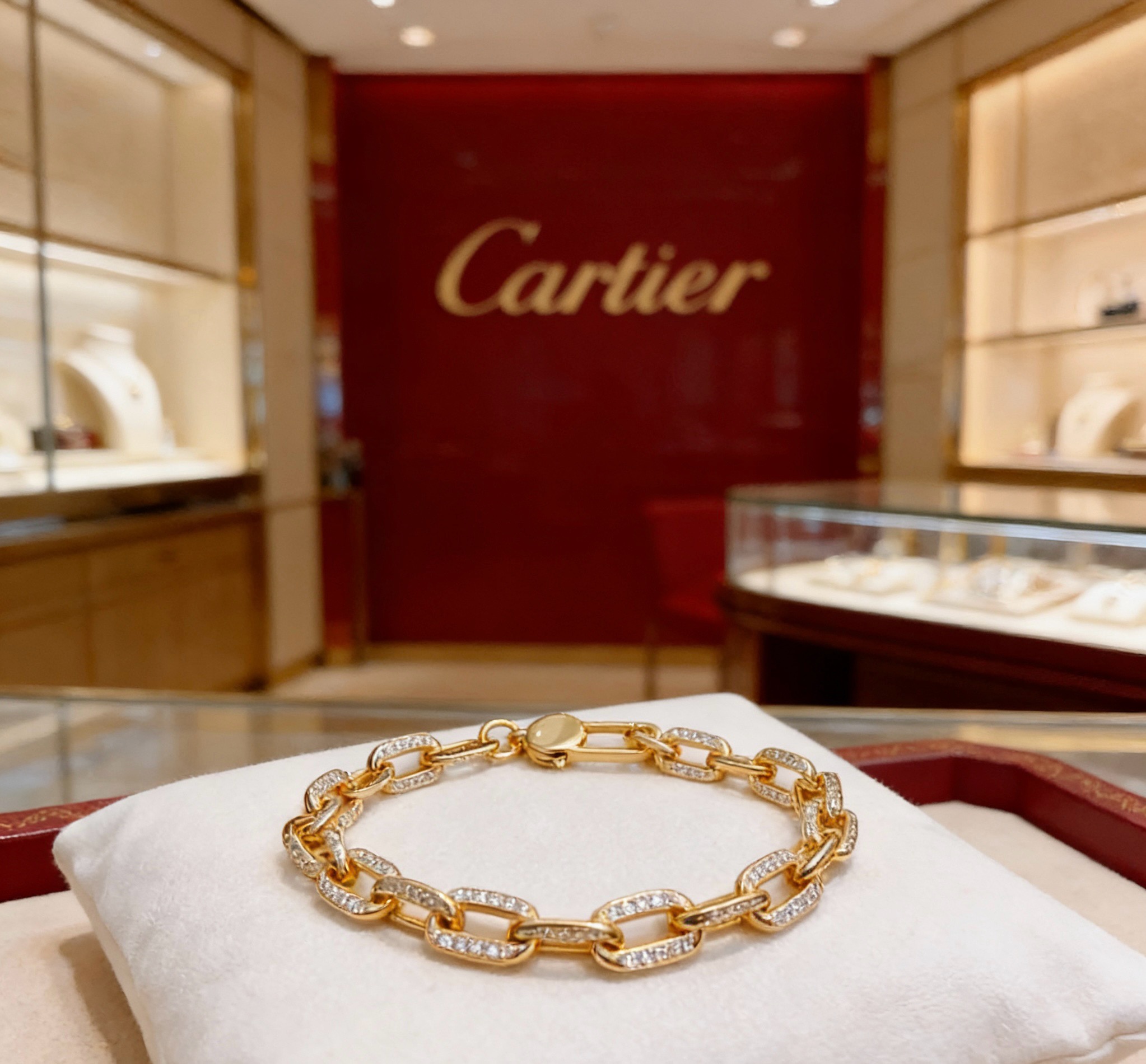 NO:859350,The new V gold material series of Cartier bracelets with diamonds is in perfect condition, the details are unparalleled, the unique color is completely impeccable, and it is decorated with a classic ring shape design, which is simple yet elegant and eye-catching. The V gold pure handmade combination is more elegant and elegant. The same style for men and women, boutique jewelry, cartier, bracelet19860909新款带钻卡地亚手链V金材质系列 品相完美,细节无敌,那种独特的色泽完全无可挑剔,再缀以经典指环外形设计,简约之余却又优雅夺目,V金纯手工的组合更显气色,上手雅致动人.男女同款,饰品精品,cartier,bracelet,Jewelry