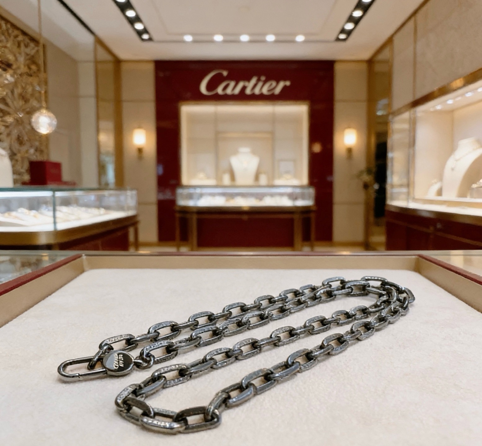 NO:859362,The new V gold material series of Cartier necklaces with diamonds is in perfect condition, the details are invincible, the unique color is completely impeccable, and it is decorated with a classic ring shape design, which is simple yet elegant and eye-catching. The V gold pure handmade combination is more elegant and elegant. The same style for men and women, fine jewelry, cartier, necklace19860909新款带钻卡地亚项链V金材质系列 品相完美,细节无敌,那种独特的色泽完全无可挑剔,再缀以经典指环外形设计,简约之余却又优雅夺目,V金纯手工的组合更显气色,上手雅致动人.男女同款,饰品精品,cartier,necklace,Jewelry