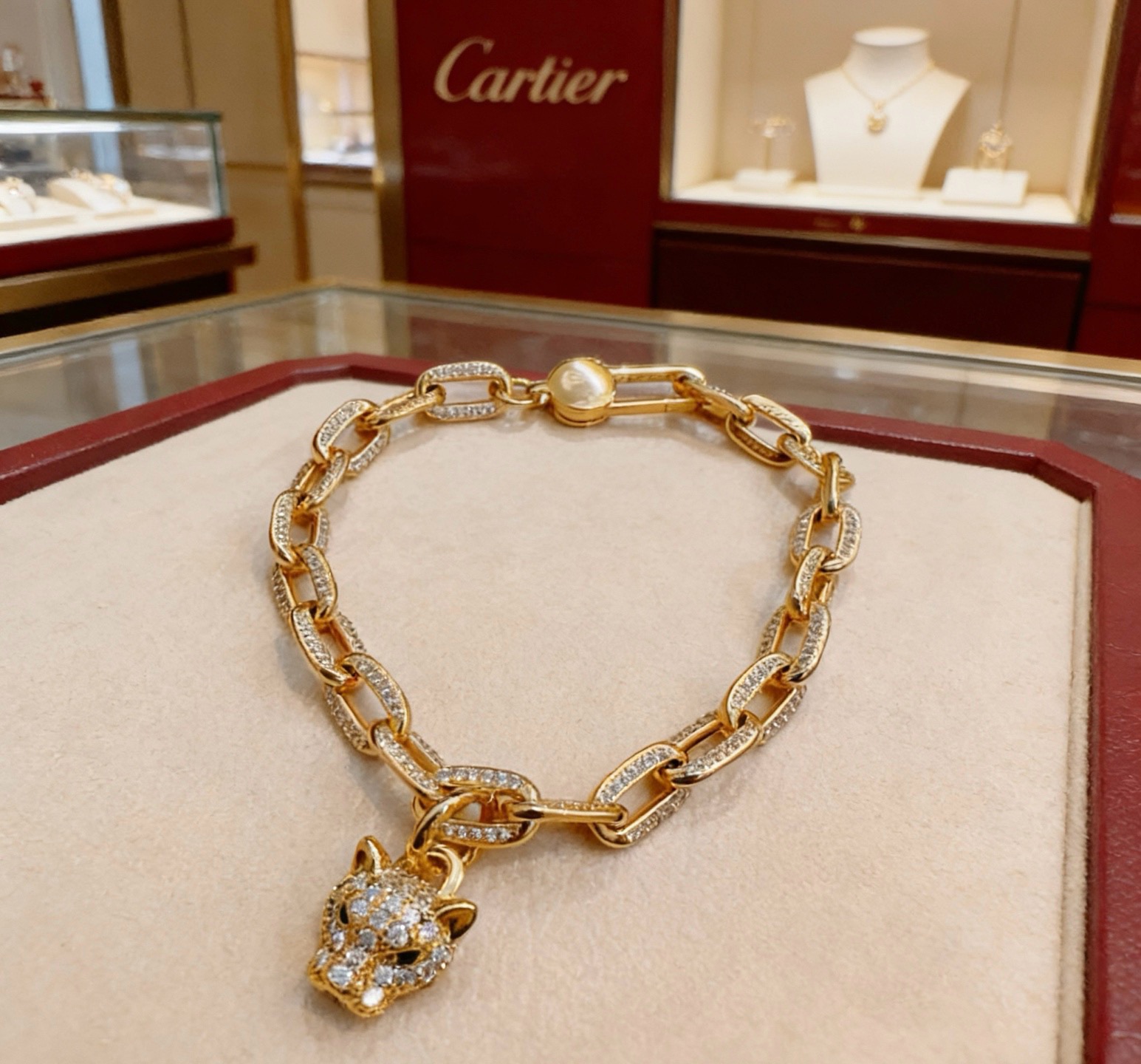 NO:859385,The new Cartier bracelet V gold material series is in perfect condition, with unparalleled details. The unique color is completely impeccable, and is decorated with a classic ring shape design. It is simple yet elegant and eye-catching. The pure handmade combination of V gold is more elegant and elegant. The same style for men and women, boutique jewelry, cartier, bracelet19860909新款卡地亚手链V金材质系列 品相完美,细节无敌,那种独特的色泽完全无可挑剔,再缀以经典指环外形设计,简约之余却又优雅夺目,V金纯手工的组合更显气色,上手雅致动人.男女同款,饰品精品,cartier,bracelet,Jewelry